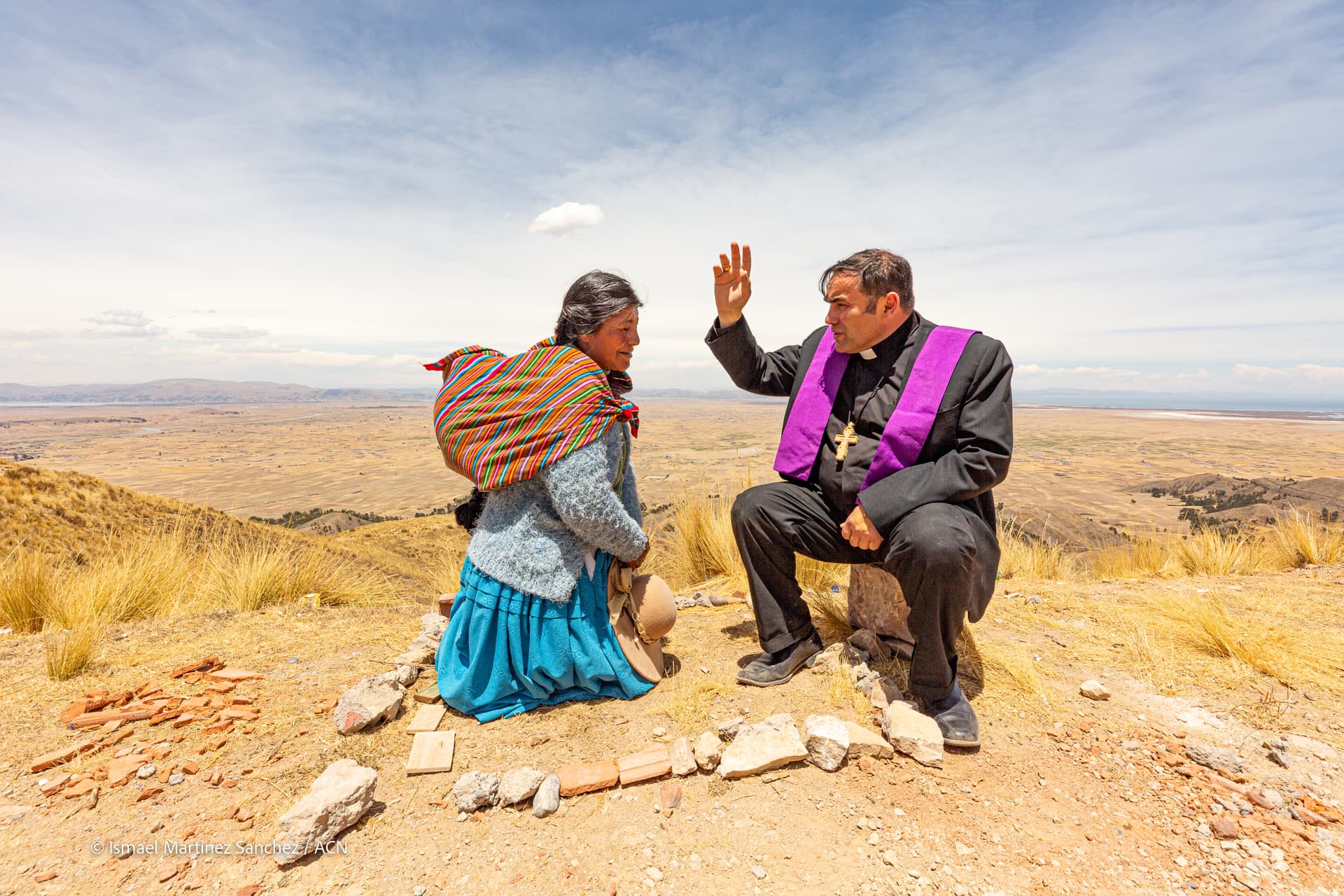 Eine Frau erhält nach ihrer Beichte auf dem Gipfel des Heiligtums Lord of Imarrucos die Absolution. Eine Frau erhält nach ihrer Beichte auf dem Gipfel des Heiligtums Lord of Imarrucos die Absolution.