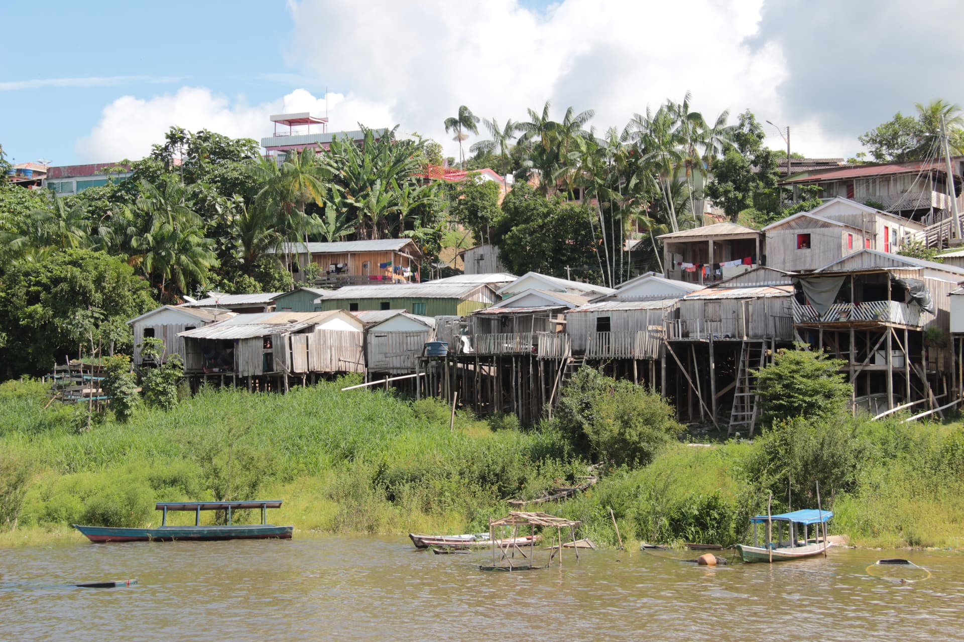Arme Häuser an der Fluss-Seite des Sees Tefe. (Foto: «Kirche in Not (ACN)») Arme Häuser an der Fluss-Seite des Sees Tefe. (Foto: «Kirche in Not (ACN)»)