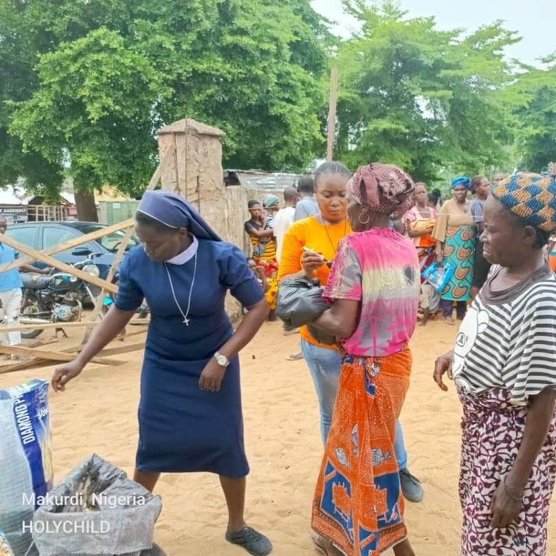 Nigeria, diocesi di Makurdi. Una suora distribuisce cibo ai rifugiati. (Foto: «Aiuto alla Chiesa che Soffre (ACN)»). Nigeria, diocesi di Makurdi. Una suora distribuisce cibo ai rifugiati. (Foto: «Aiuto alla Chiesa che Soffre (ACN)»).
