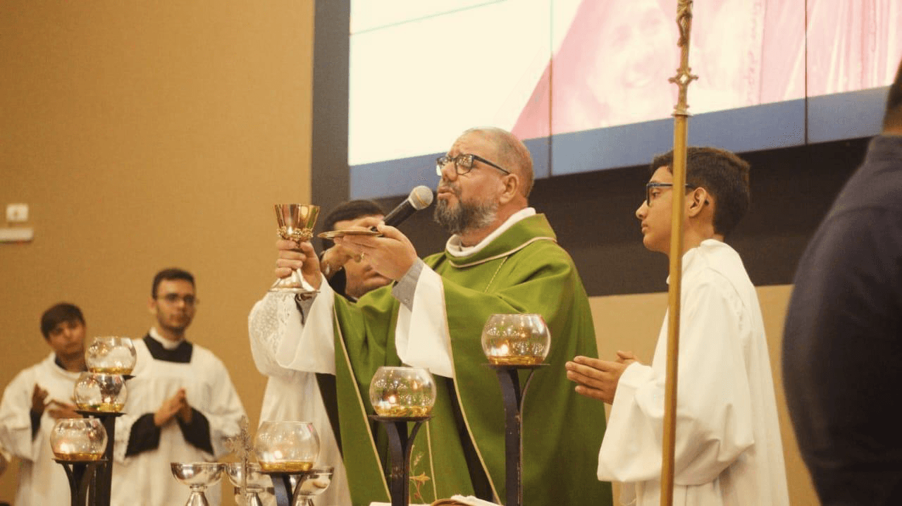 Ein Priester der Gemeinschaft Shalom feiert einen Gottesdienst. (Foto: «Kirche in Not (ACN)») Ein Priester der Gemeinschaft Shalom feiert einen Gottesdienst. (Foto: «Kirche in Not (ACN)»)