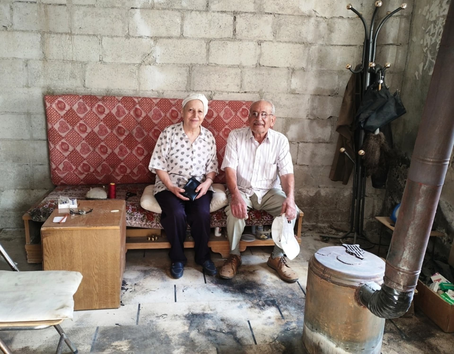 Le couple chrétien Farida dans leur maison remise en état. (Photo: « Aide à l’Église en Détresse (ACN) ») Le couple chrétien Farida dans leur maison remise en état. (Photo: « Aide à l’Église en Détresse (ACN) »)