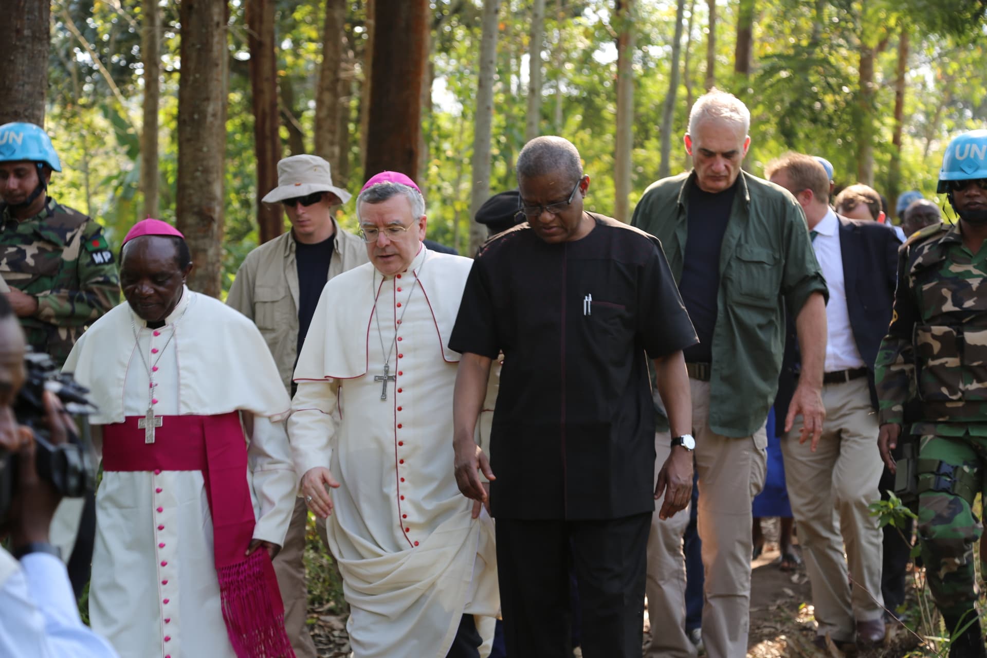 Mons. Melchisedec Sikuli Paluku (a sinistra), Mons. Luis Mariano Montemayor e Maman Sidikou a Béni (Foto: ACN) Mons. Melchisedec Sikuli Paluku (a sinistra), Mons. Luis Mariano Montemayor e Maman Sidikou a Béni (Foto: ACN)