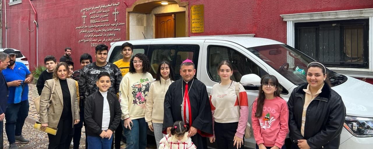 Pfarreimitglieder vor dem neuen Auto (Foto: ACN) Pfarreimitglieder vor dem neuen Auto (Foto: ACN)