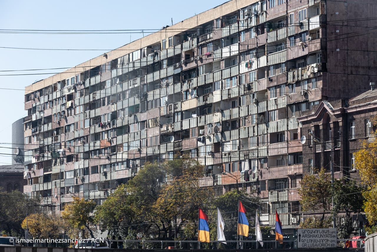 Un piccolo condominio costruito durante il regime comunista a Yerevan (Foto: ACN) Un piccolo condominio costruito durante il regime comunista a Yerevan (Foto: ACN)