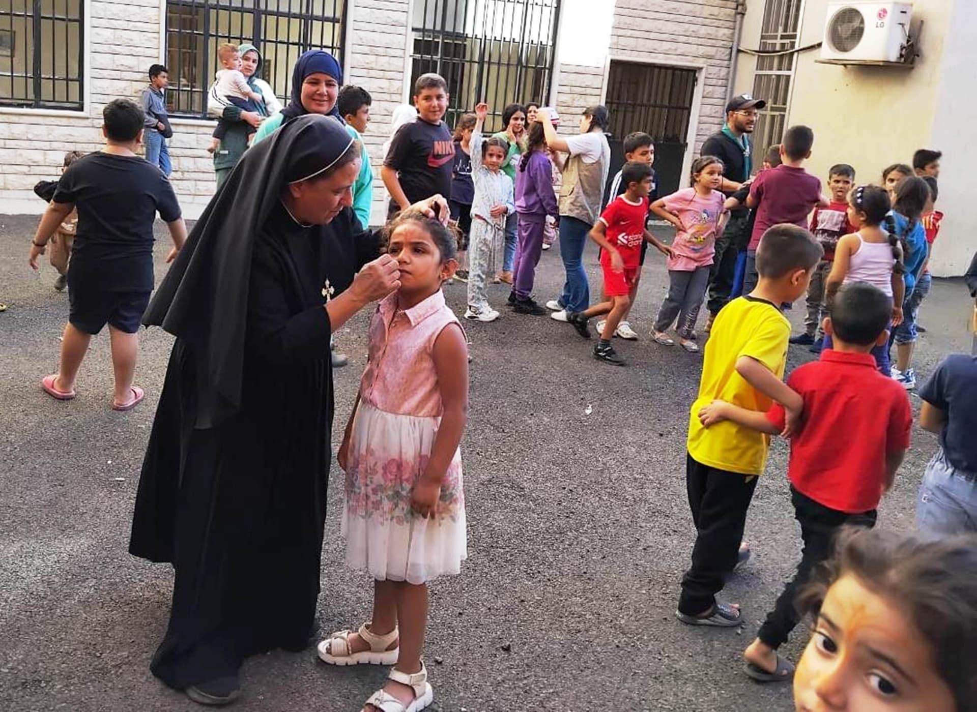 Kinderbetreuung von Flüchtlingskindern im Kloster (Foto ACN) Kinderbetreuung von Flüchtlingskindern im Kloster (Foto ACN)