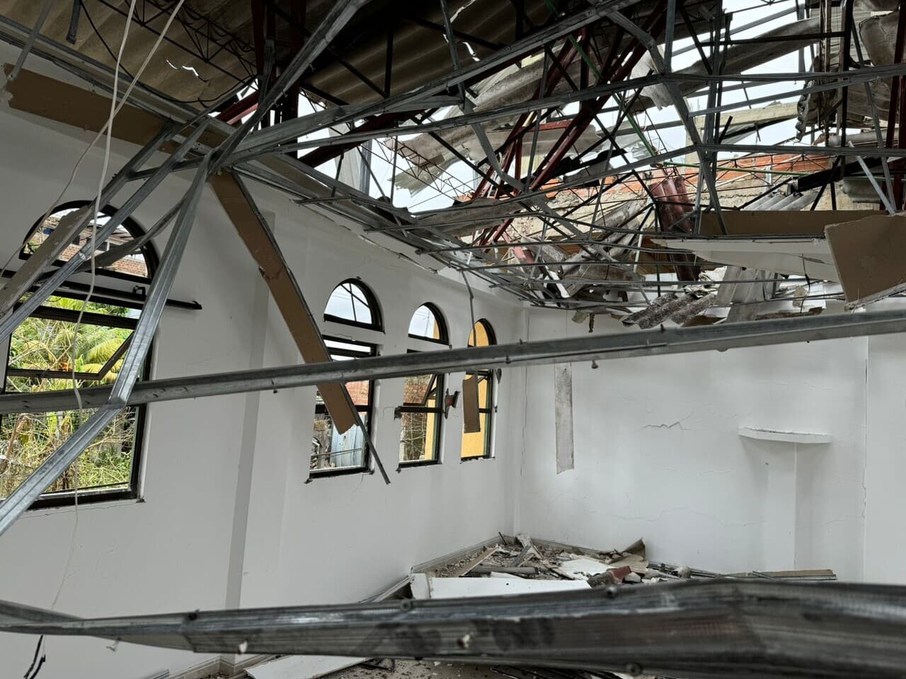 Toutes les fenêtres, les portes et le toit sont complètement détruits (© ACN) Toutes les fenêtres, les portes et le toit sont complètement détruits (© ACN)