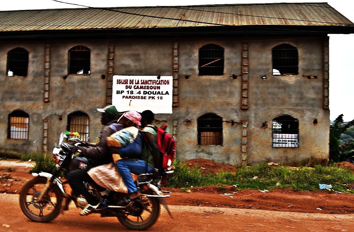 Sur la route de Douala à Buéà - Photo : Jacques Berset Sur la route de Douala à Buéà - Photo : Jacques Berset