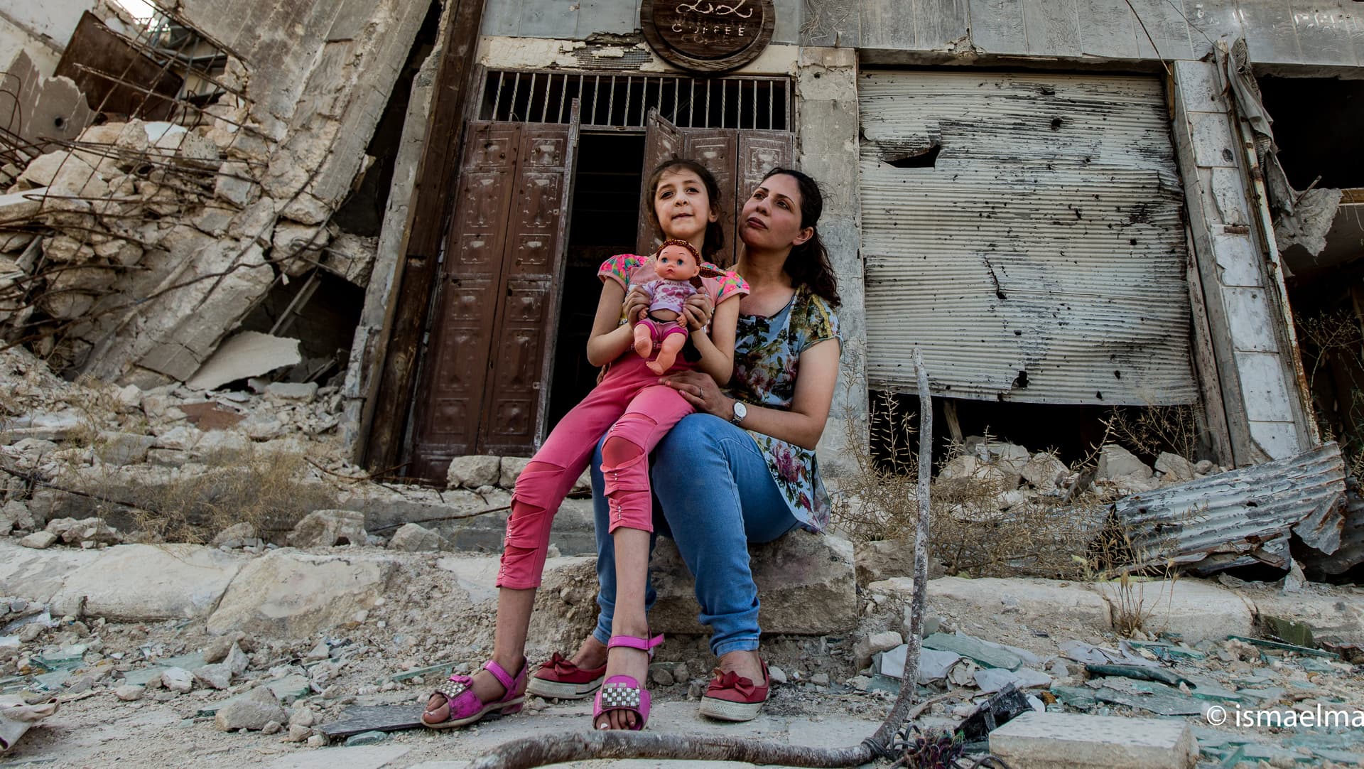 Chrétiens syriens au milieu de maisons détruites ©Ismael Martinez Sanchez/ACN