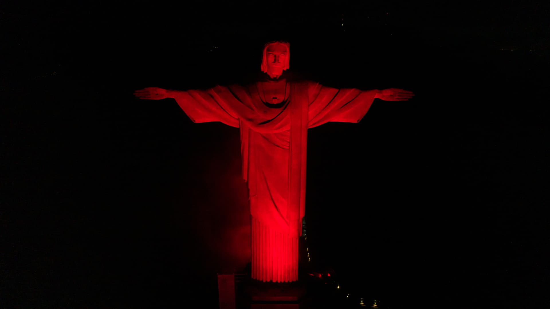 La statua del Cristo Redentore a Rio de Janeiro, in Brasile, richiama l'attenzione sulla persecuzione dei cristiani con un'illuminazione rossa. Immagine: Today Soluções La statua del Cristo Redentore a Rio de Janeiro, in Brasile, richiama l'attenzione sulla persecuzione dei cristiani con un'illuminazione rossa. Immagine: Today Soluções