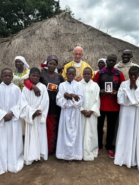 Il pastore Stefaan Lecleir e i membri della sua congregazione (© ACN) Il pastore Stefaan Lecleir e i membri della sua congregazione (© ACN)