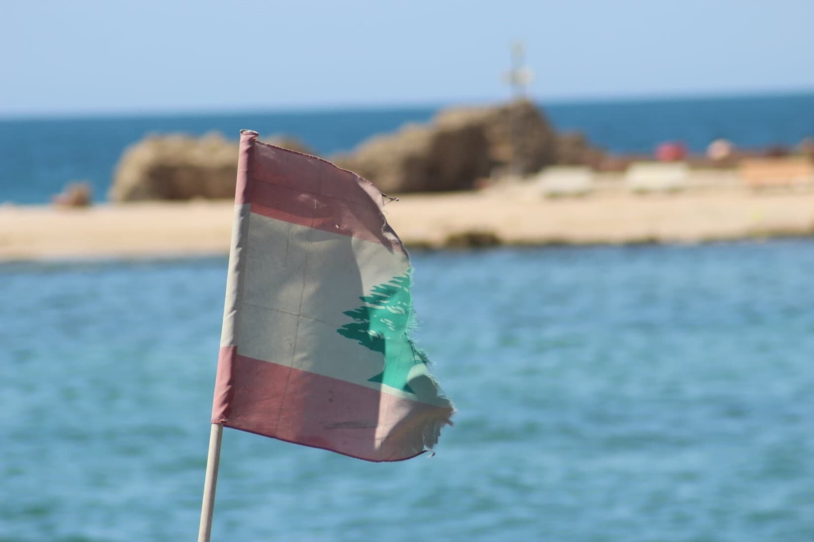 Drapeau libanais déchirré (© Samih Raad) Drapeau libanais déchirré (© Samih Raad)
