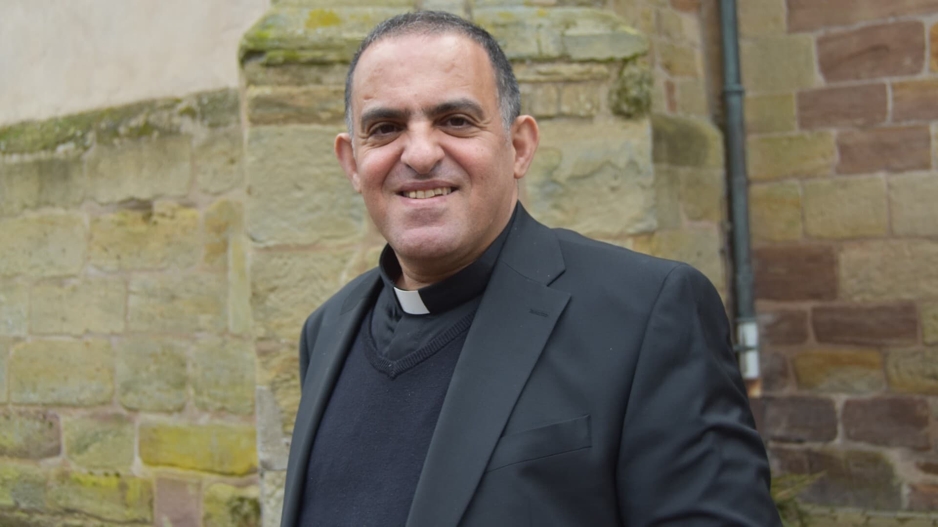 Le Père Samih Raad devant son presbytère de Hombourg Haut (© Jacques Berset) Le Père Samih Raad devant son presbytère de Hombourg Haut (© Jacques Berset)