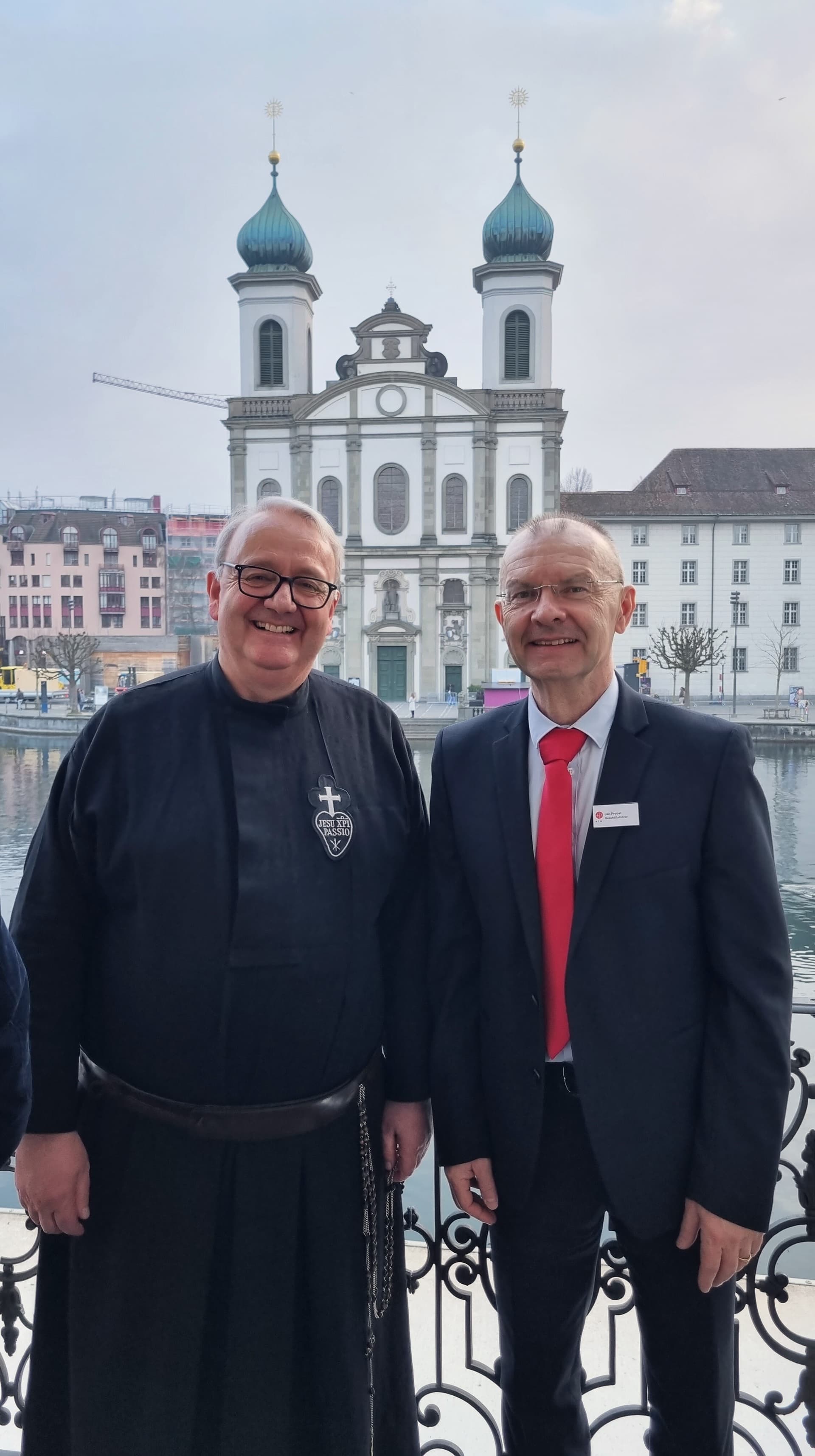 Pater Anton Lässer und Geschäftsführer Jan Probst vor der Jesuitenkirche in Luzern Pater Anton Lässer und Geschäftsführer Jan Probst vor der Jesuitenkirche in Luzern