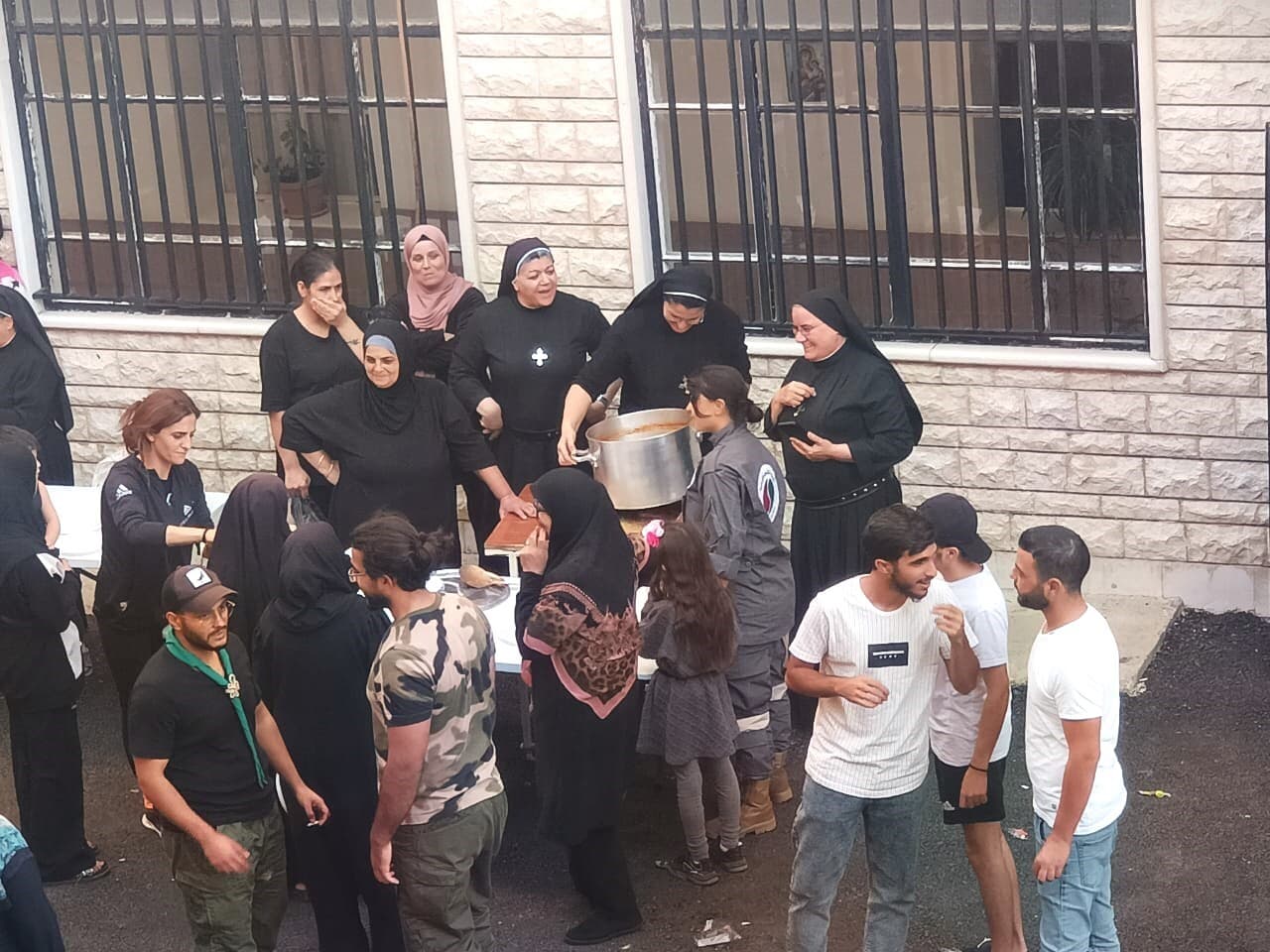 Diese Schwestern in Jabboulé, Libanon, haben in ihrem Kloster 800 Vertriebene aufgenommen. Diese Schwestern in Jabboulé, Libanon, haben in ihrem Kloster 800 Vertriebene aufgenommen.
