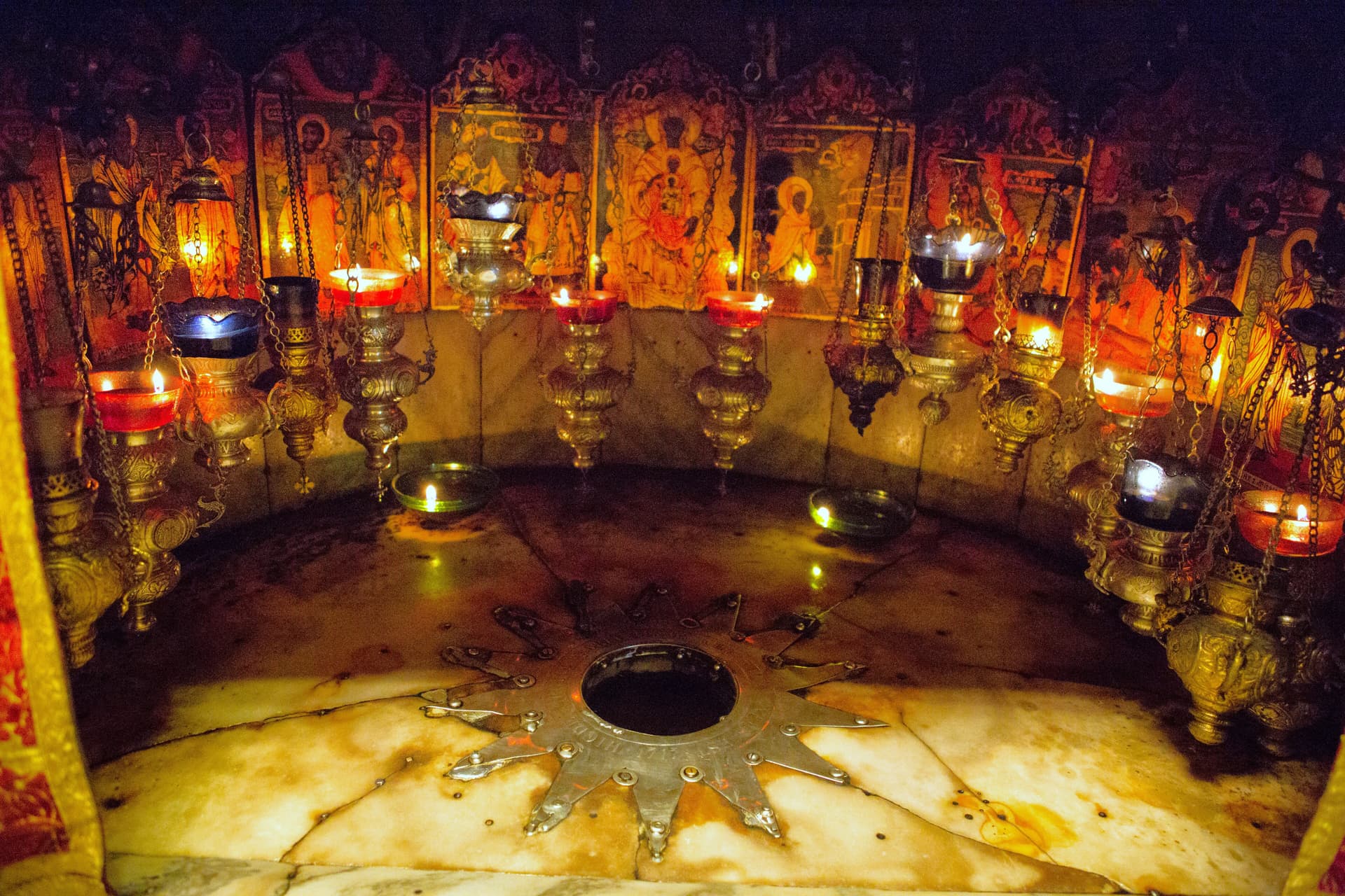 Die Geburtskirche in Betlehem zieht normalerweise tausende Besucher an. Die Geburtskirche in Betlehem zieht normalerweise tausende Besucher an.