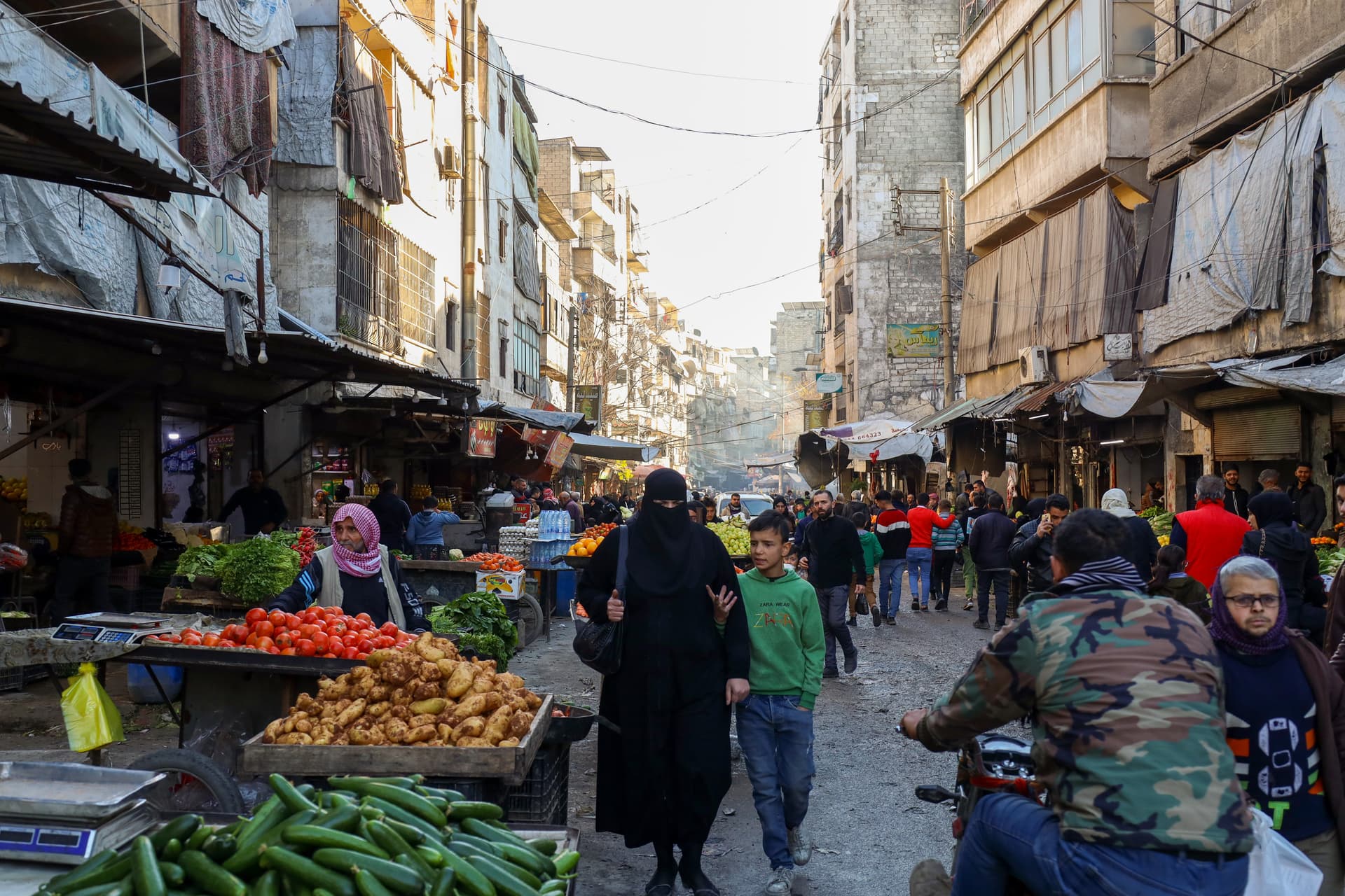 Strassenszene in Aleppo im December 2024, kurz nach dem Umsturz. Die Situation der Christen ist weiter ungewiss. (© Jacob/ACN) Strassenszene in Aleppo im December 2024, kurz nach dem Umsturz. Die Situation der Christen ist weiter ungewiss. (© Jacob/ACN)