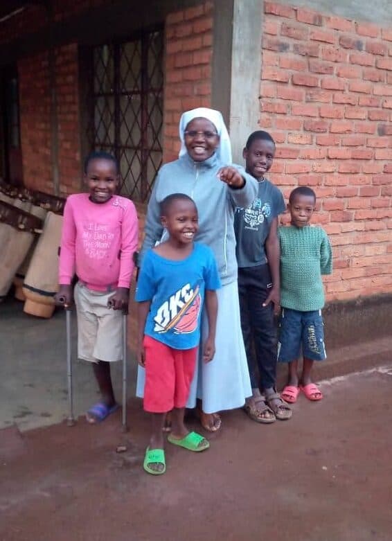 Ordensschwestern in Burundi stehen den Menschen bei.