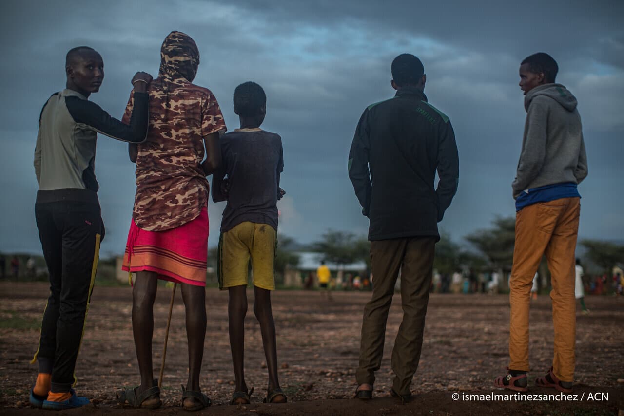 Jugendliche in Kenia (© Ismael Martínez Sánchez / ACN) Jugendliche in Kenia (© Ismael Martínez Sánchez / ACN)