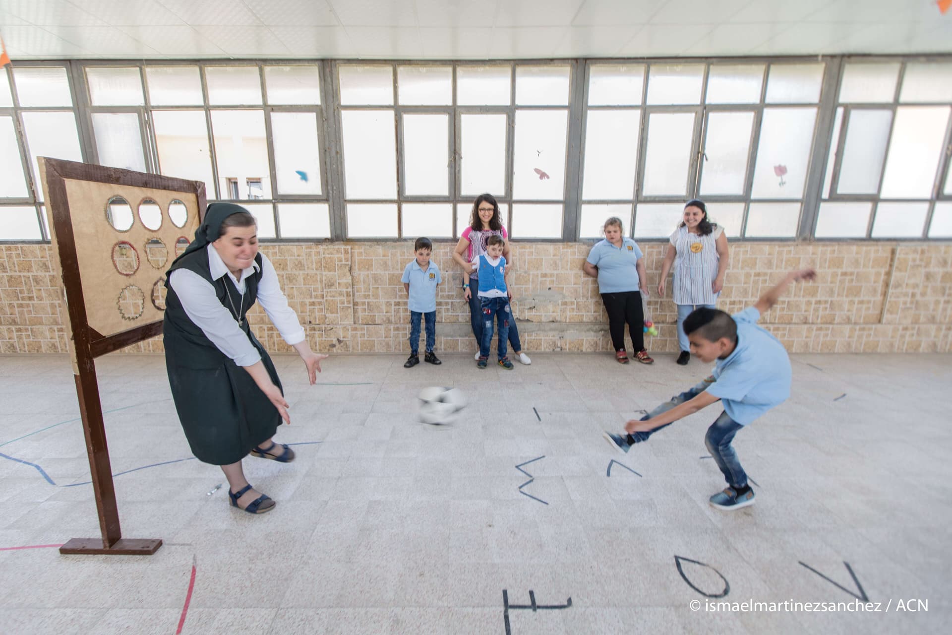 Ordensschwester Samia Jreij Gründerin des Zentrums Seneve in Homs beim Fussballspiel (Foto: ACN/Ismael Martínez Sánchez) Ordensschwester Samia Jreij Gründerin des Zentrums Seneve in Homs beim Fussballspiel (Foto: ACN/Ismael Martínez Sánchez)