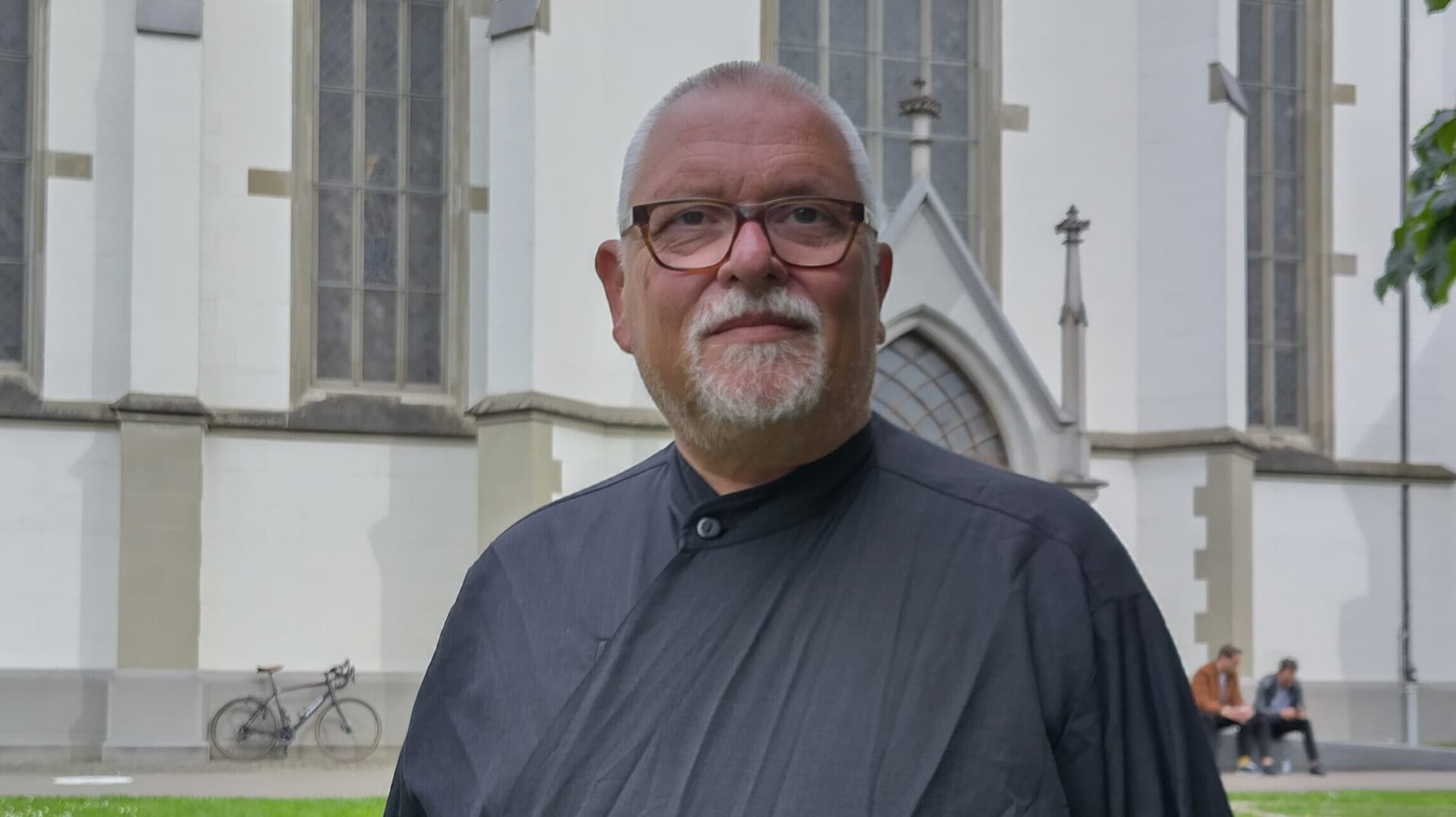 Le père Jens Petzold devant l'église St Pierre et Paul à Winterthur. (Photo: ACN) Le père Jens Petzold devant l'église St Pierre et Paul à Winterthur. (Photo: ACN)