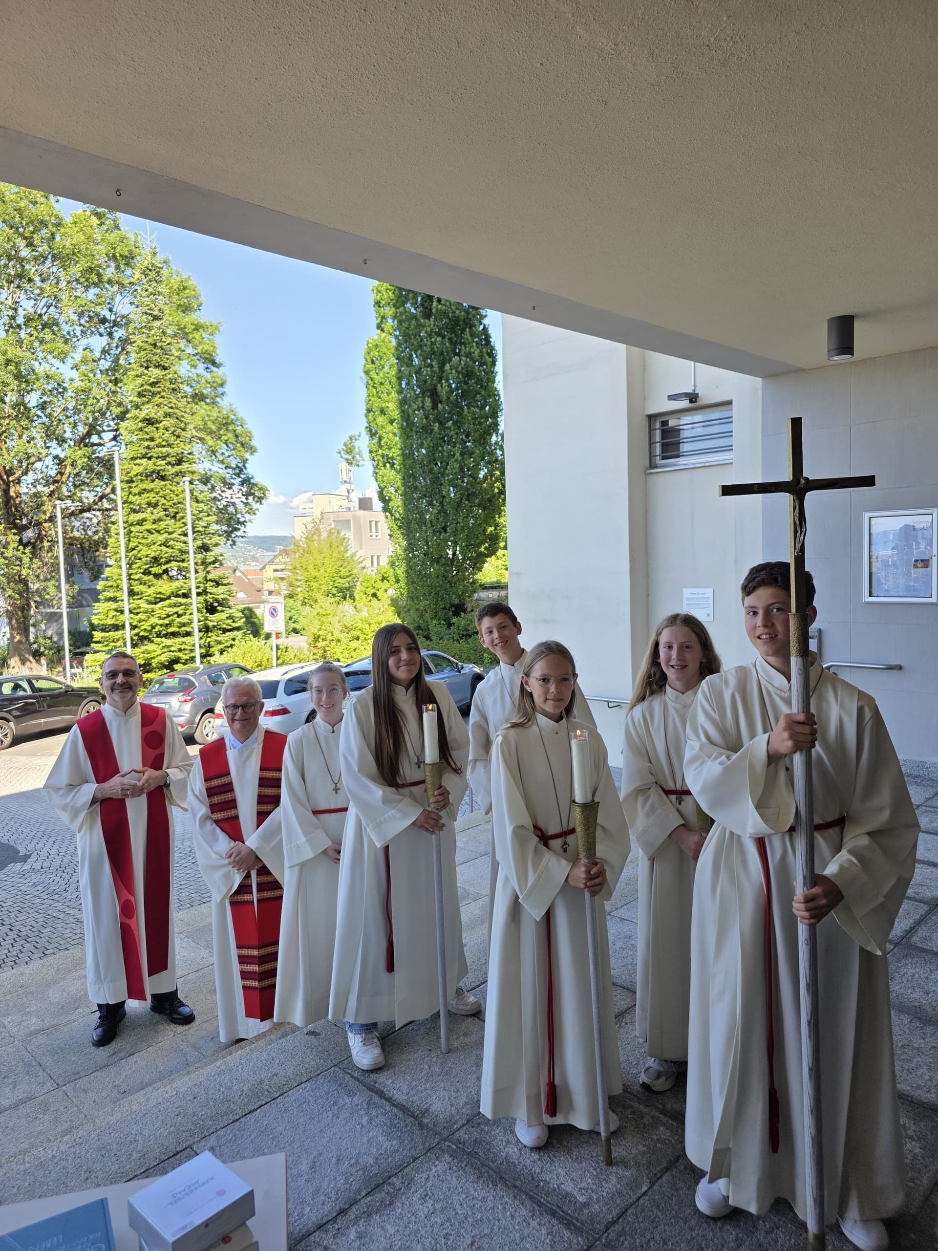 Pater Juan Weibel, Pfr. Dr. Adrian Lüchinger und die Ministranten vor dem Einzug in die Kirche in Horgen. (Foto: ACN) Pater Juan Weibel, Pfr. Dr. Adrian Lüchinger und die Ministranten vor dem Einzug in die Kirche in Horgen. (Foto: ACN)