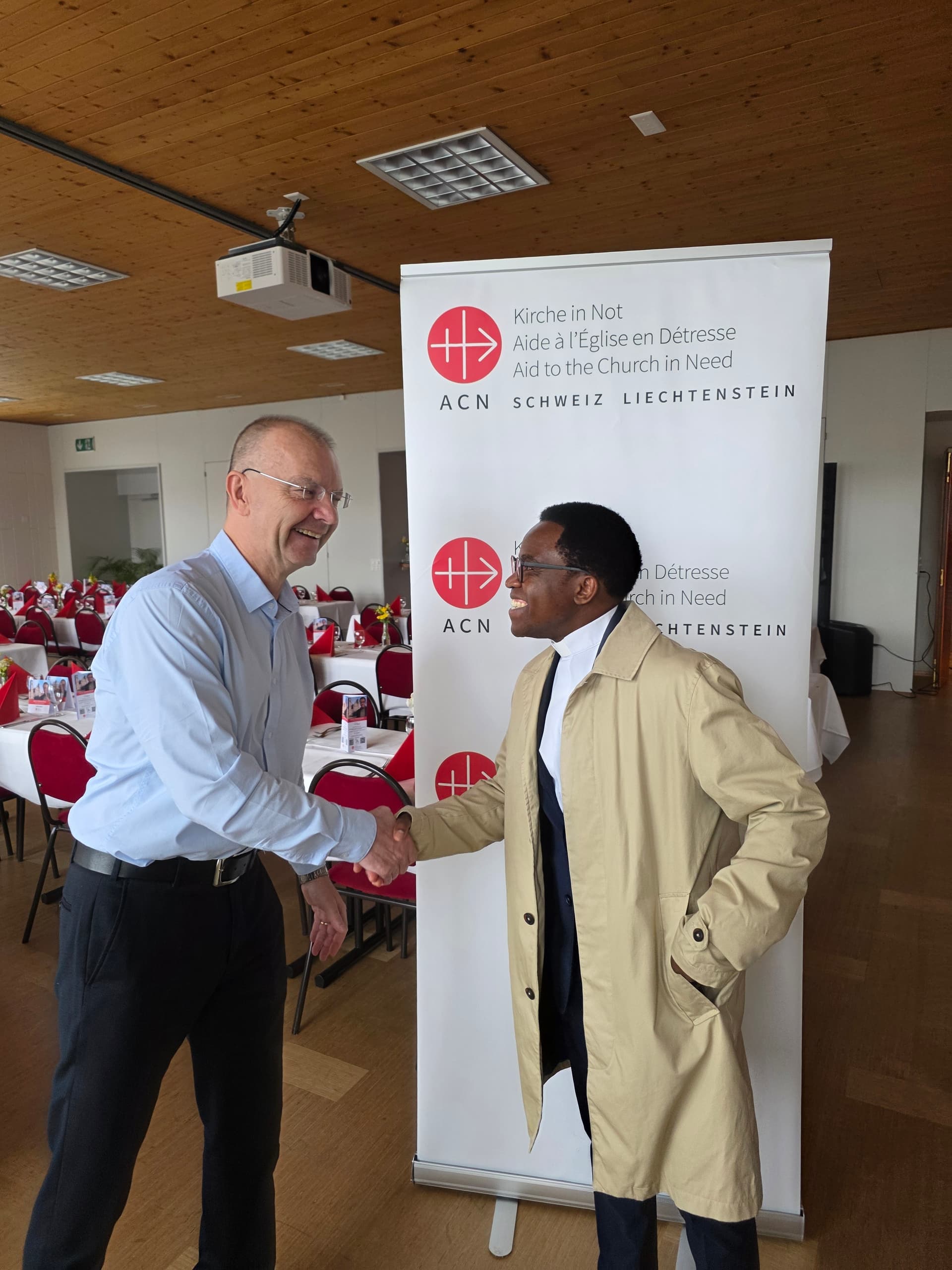 Bilder von der Wallfahrt nach Einsiedeln Jan Probst begrüsst Pfarrer Dr. Nicolas Cishugi