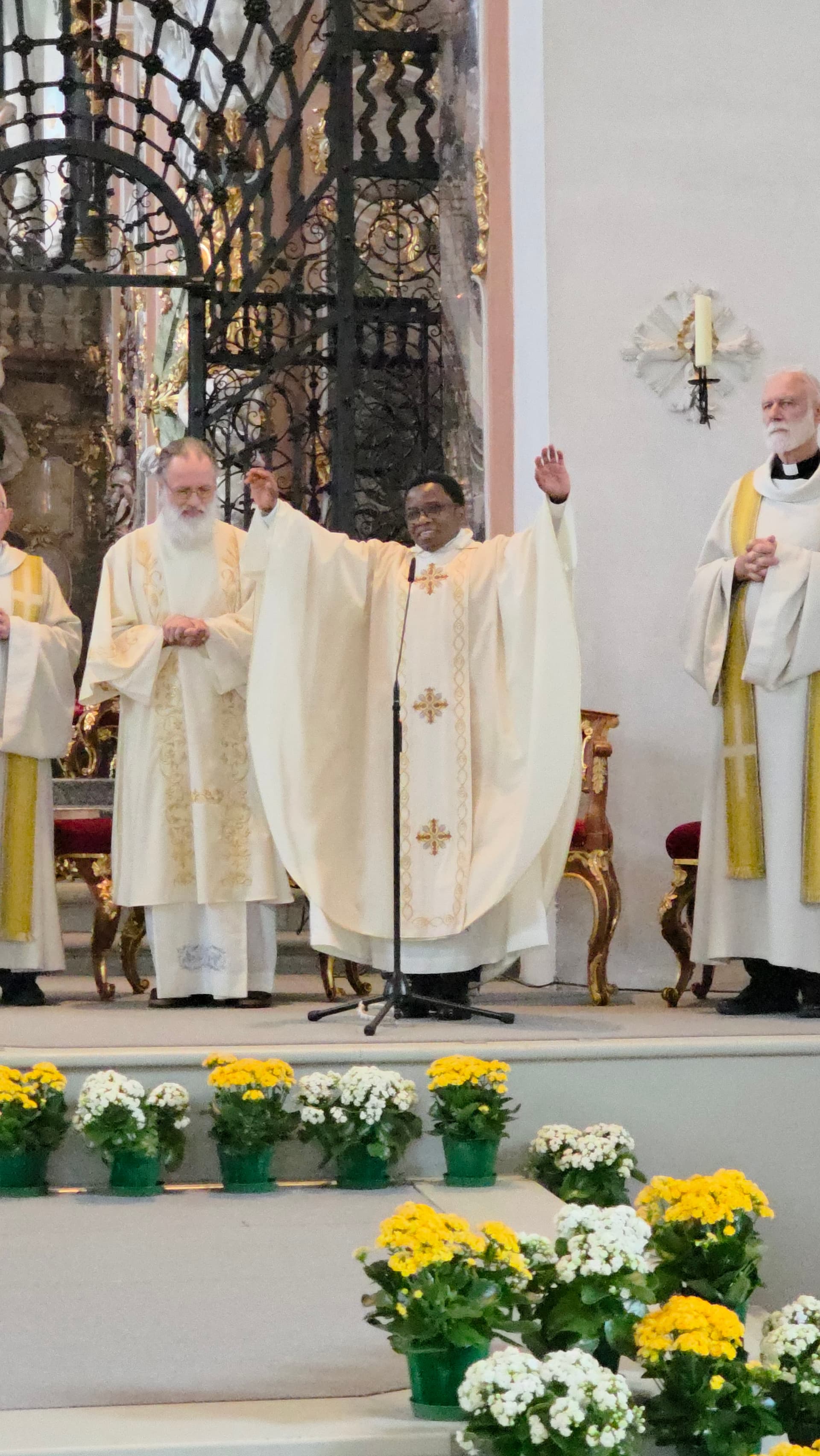 Bilder von der Wallfahrt nach Einsiedeln Abbé Cishugi segnete die anwesenden Pilger.