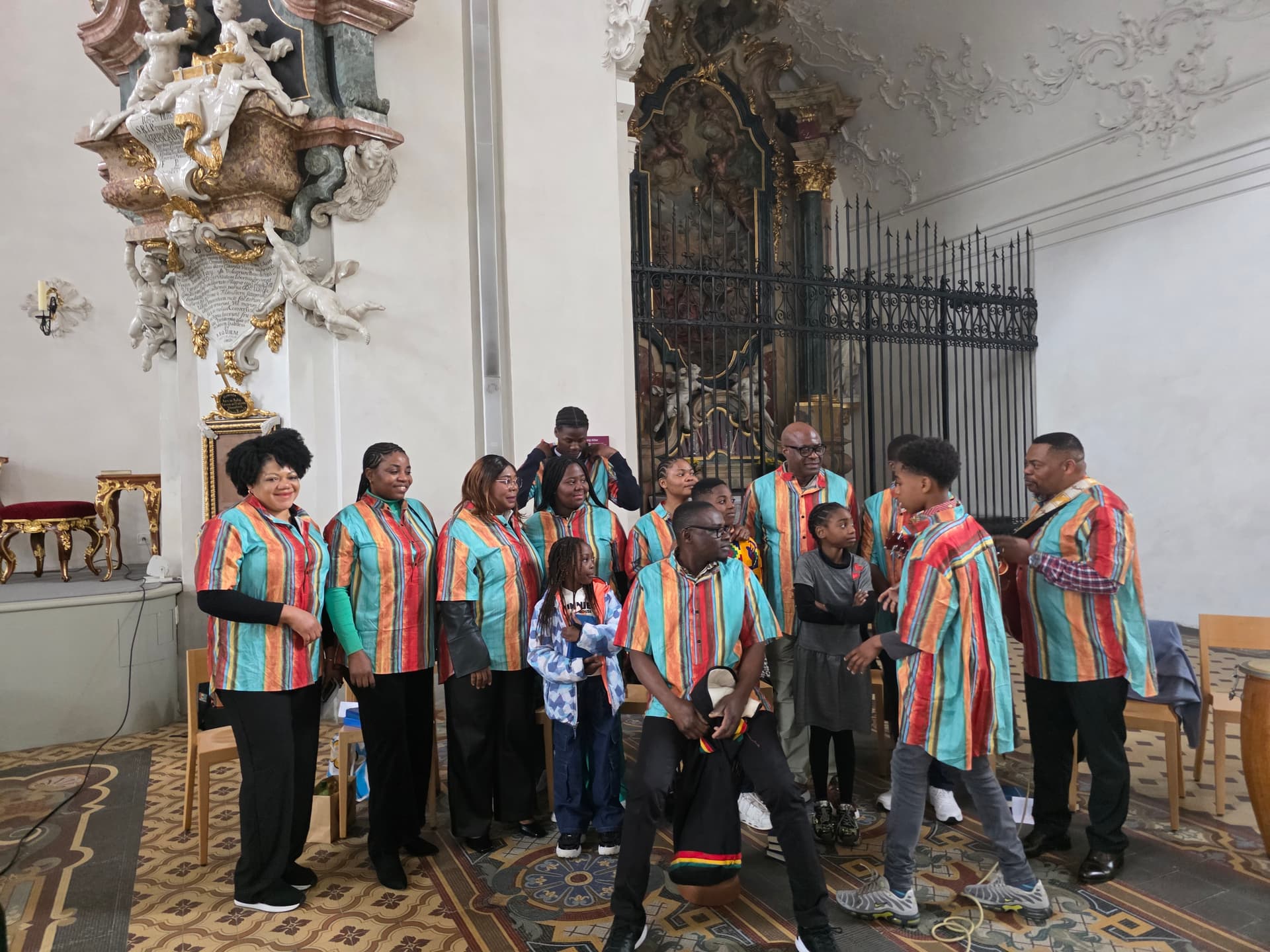 Bilder von der Wallfahrt nach Einsiedeln Die Heilige Messe wurde vom afrikanischen Chor «Cantique des Anges» musikalisch gestaltet.