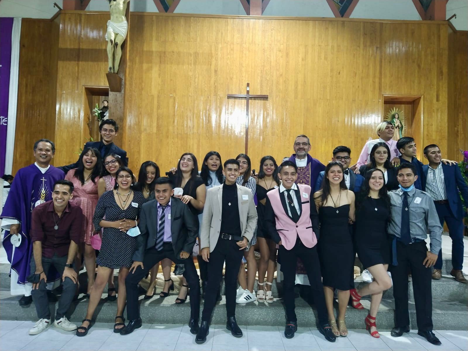 Pater Weibel mit Jugendlichen in der Pfarrei San Antonio de Padua, Mexiko. (Foto: ACN) Pater Weibel mit Jugendlichen in der Pfarrei San Antonio de Padua, Mexiko. (Foto: ACN)