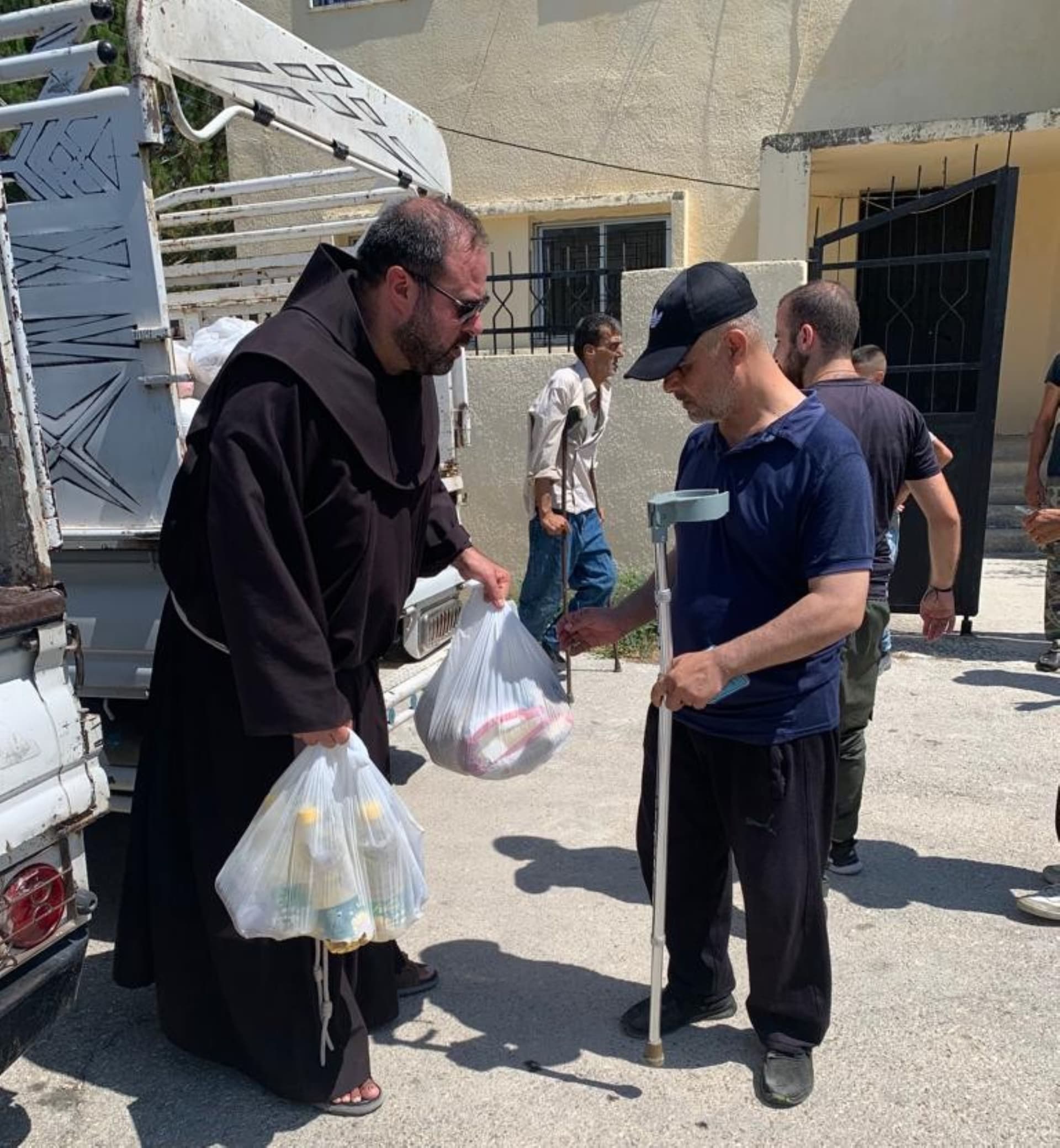 Pater Fadi verteilt Lebensmittel. (Bild: ACN)