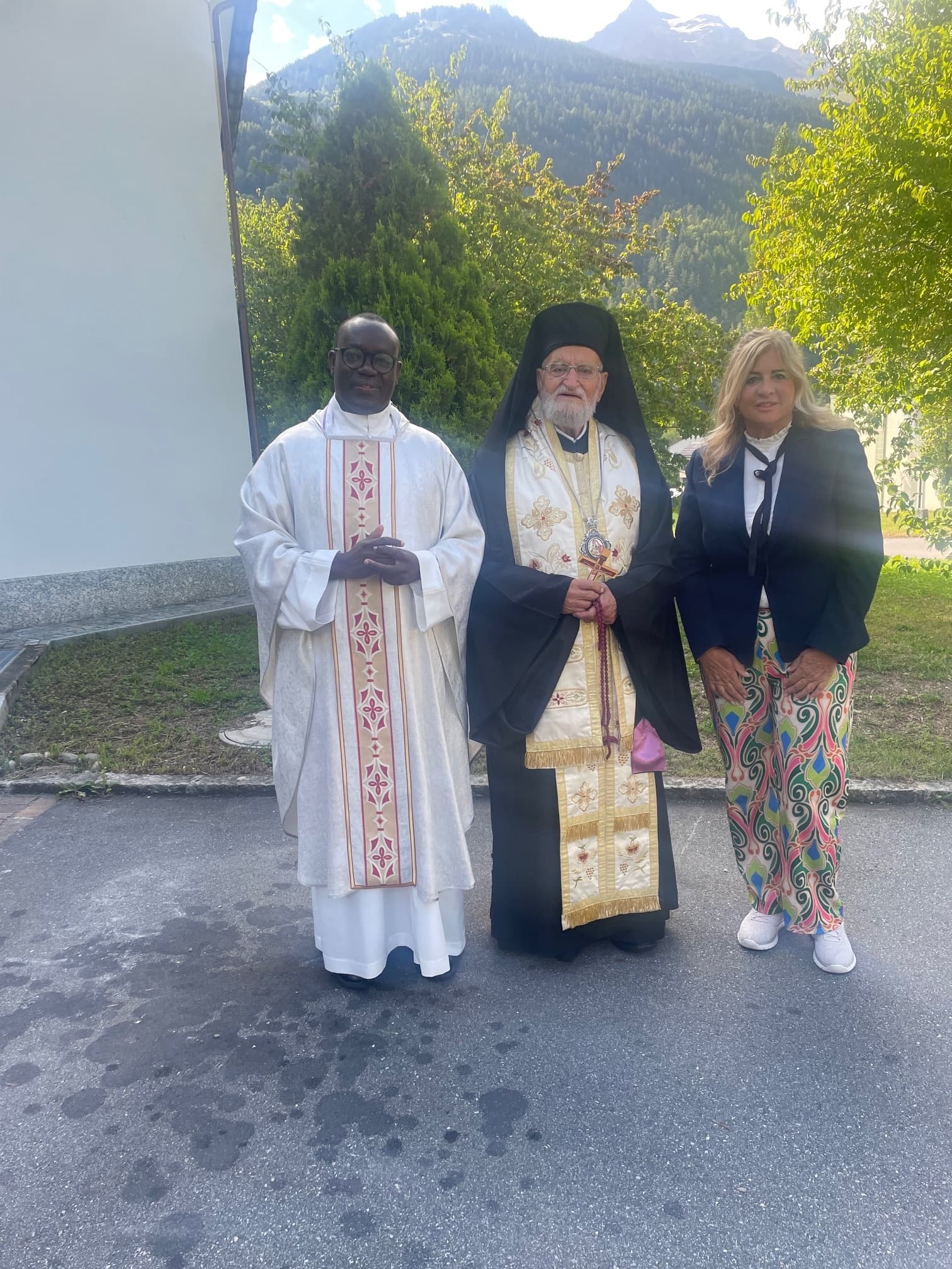 Don Abele (Burundi), per il mese di agosto cappellano del Monastero delle Suore Agostiniane (Poschiavo), il patriarca em Gregorio III (Siria) e Lucia Wicki Rensch. @ACN Don Abele (Burundi), per il mese di agosto cappellano del Monastero delle Suore Agostiniane (Poschiavo), il patriarca em Gregorio III (Siria) e Lucia Wicki Rensch. @ACN