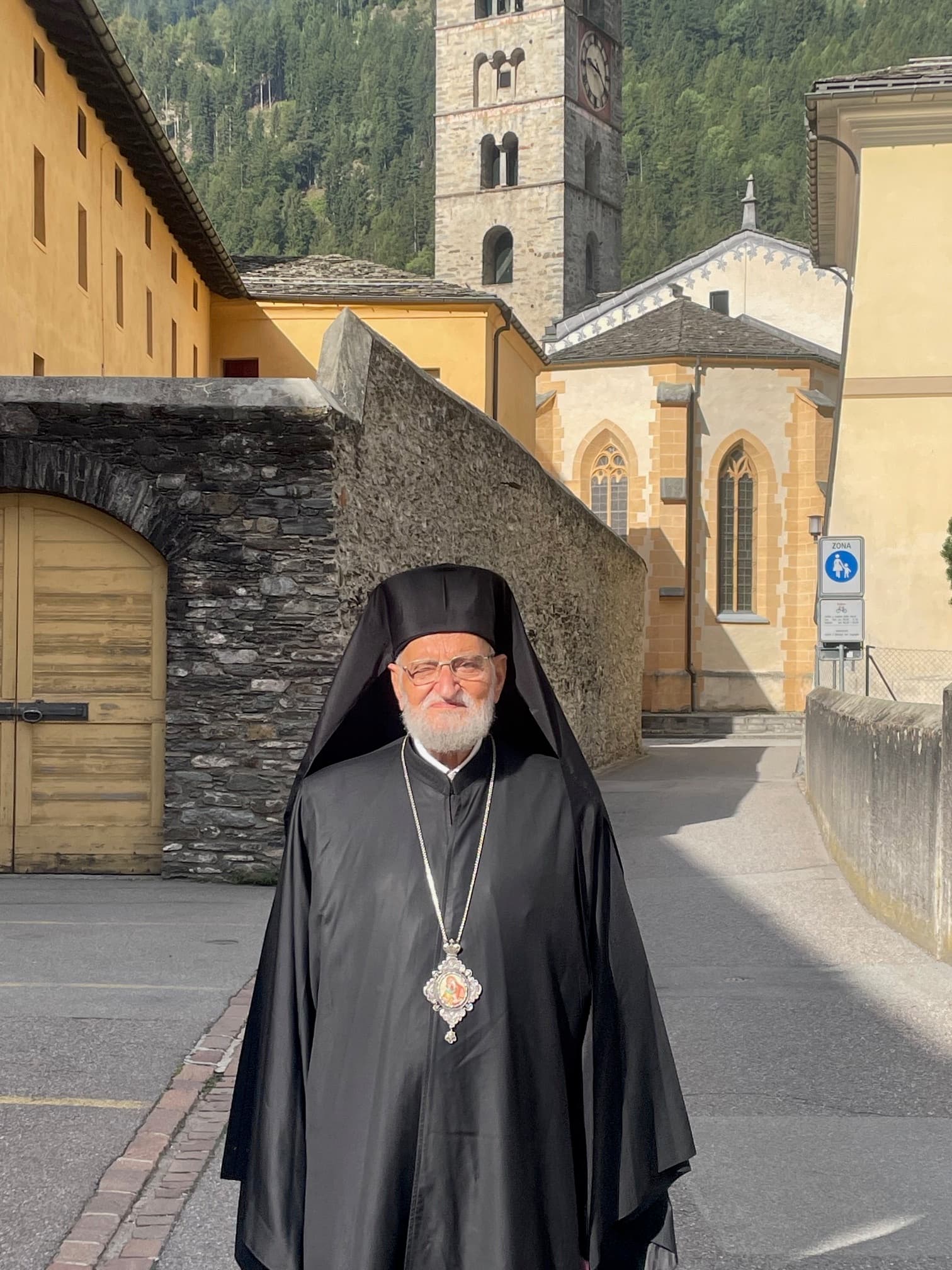 Il patriarca em Gregorio III Laham III a Poschiavo e sullo sfondo la Collegiata di San Vittore. @ACN Il patriarca em Gregorio III Laham III a Poschiavo e sullo sfondo la Collegiata di San Vittore. @ACN