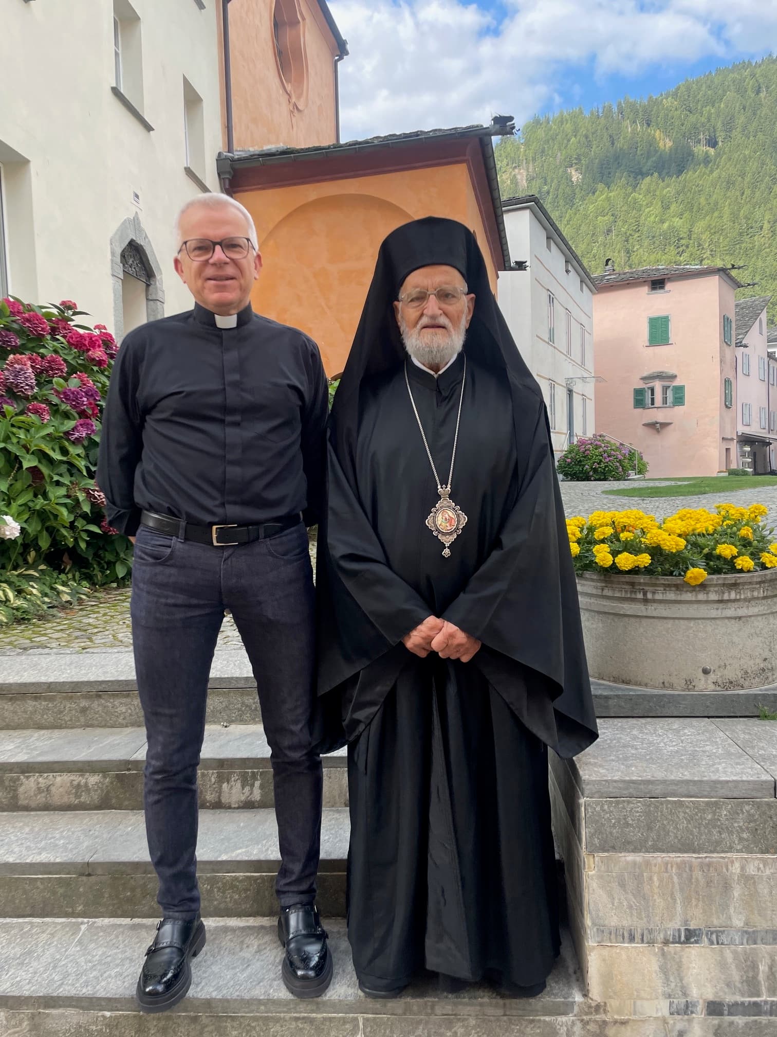 Il parroco di Poschiavo don Witold Kopeć e il patriarca em. Gregorio III. @ACN Il parroco di Poschiavo don Witold Kopeć e il patriarca em. Gregorio III. @ACN