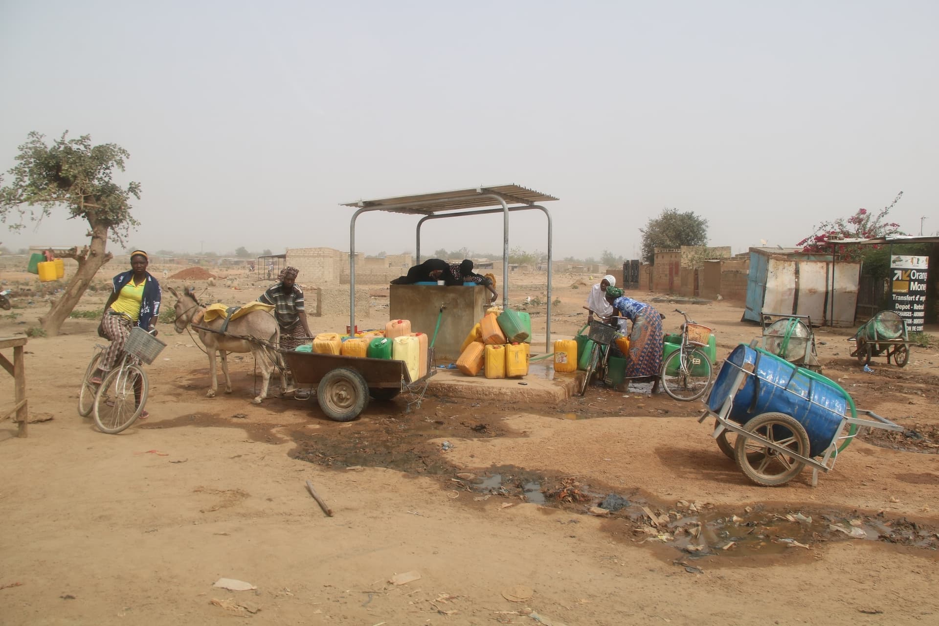 Eine Wasserstelle in einem Flüchtlingslager in Burkina Faso zeigt die Notlage und die einfachen Lebensbedingungen der Menschen.. © Eine Wasserstelle in einem Flüchtlingslager in Burkina Faso zeigt die Notlage und die einfachen Lebensbedingungen der Menschen.. ©