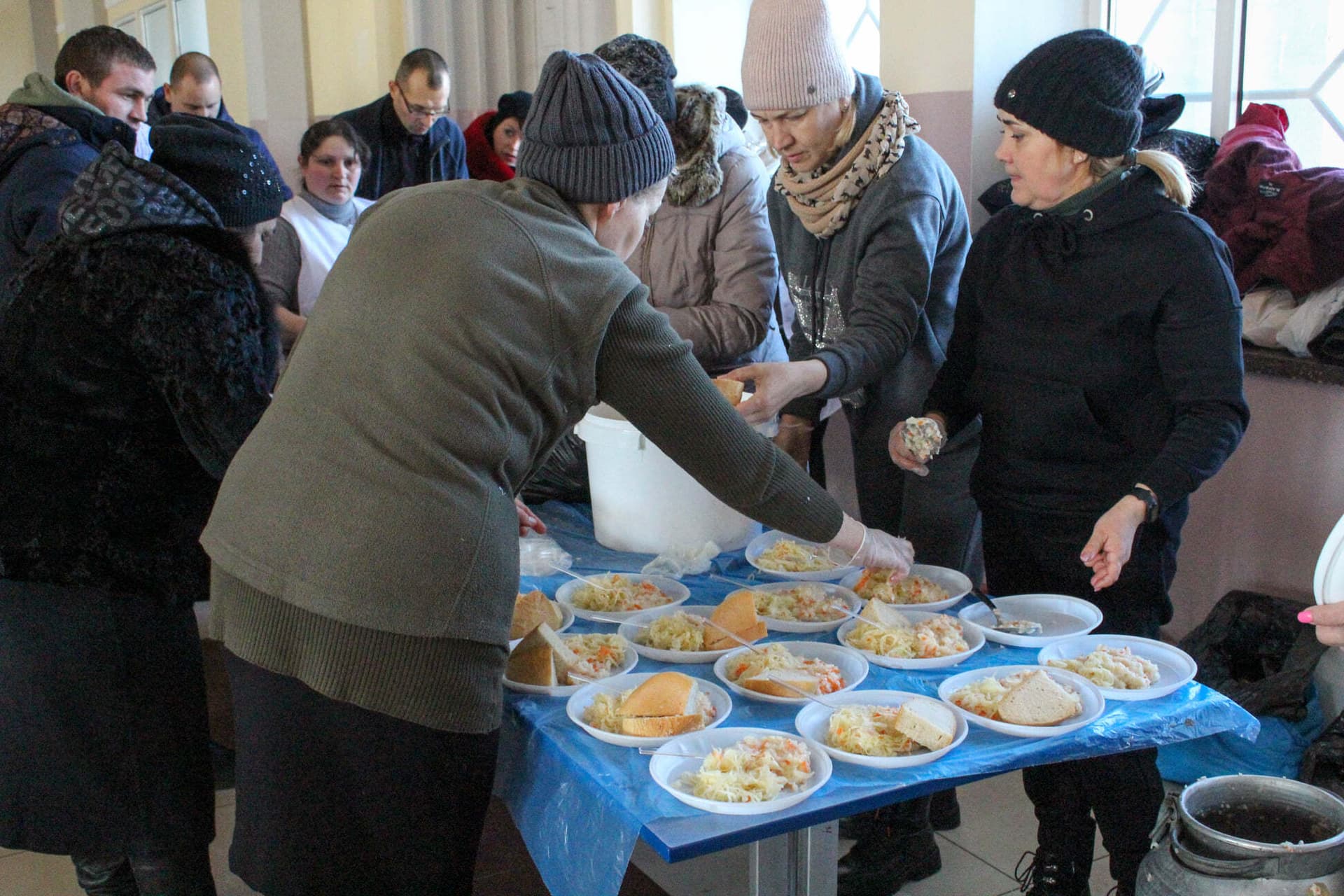 In einem Kloster in der Ukraine wird Essen verteilt. (Foto: ACN)