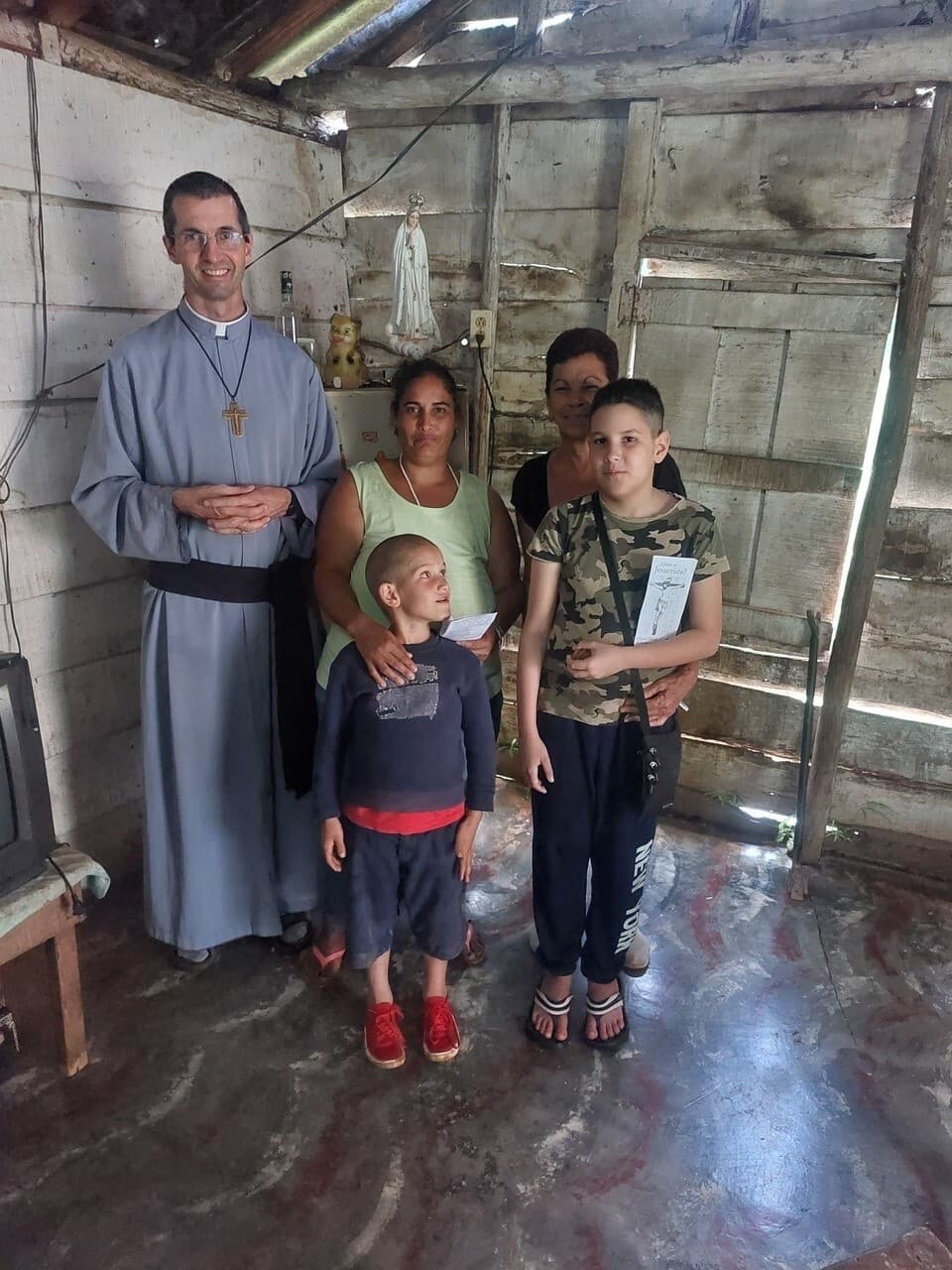 Zu Besuch bei einer armen Familie (© ACN) Zu Besuch bei einer armen Familie (© ACN)