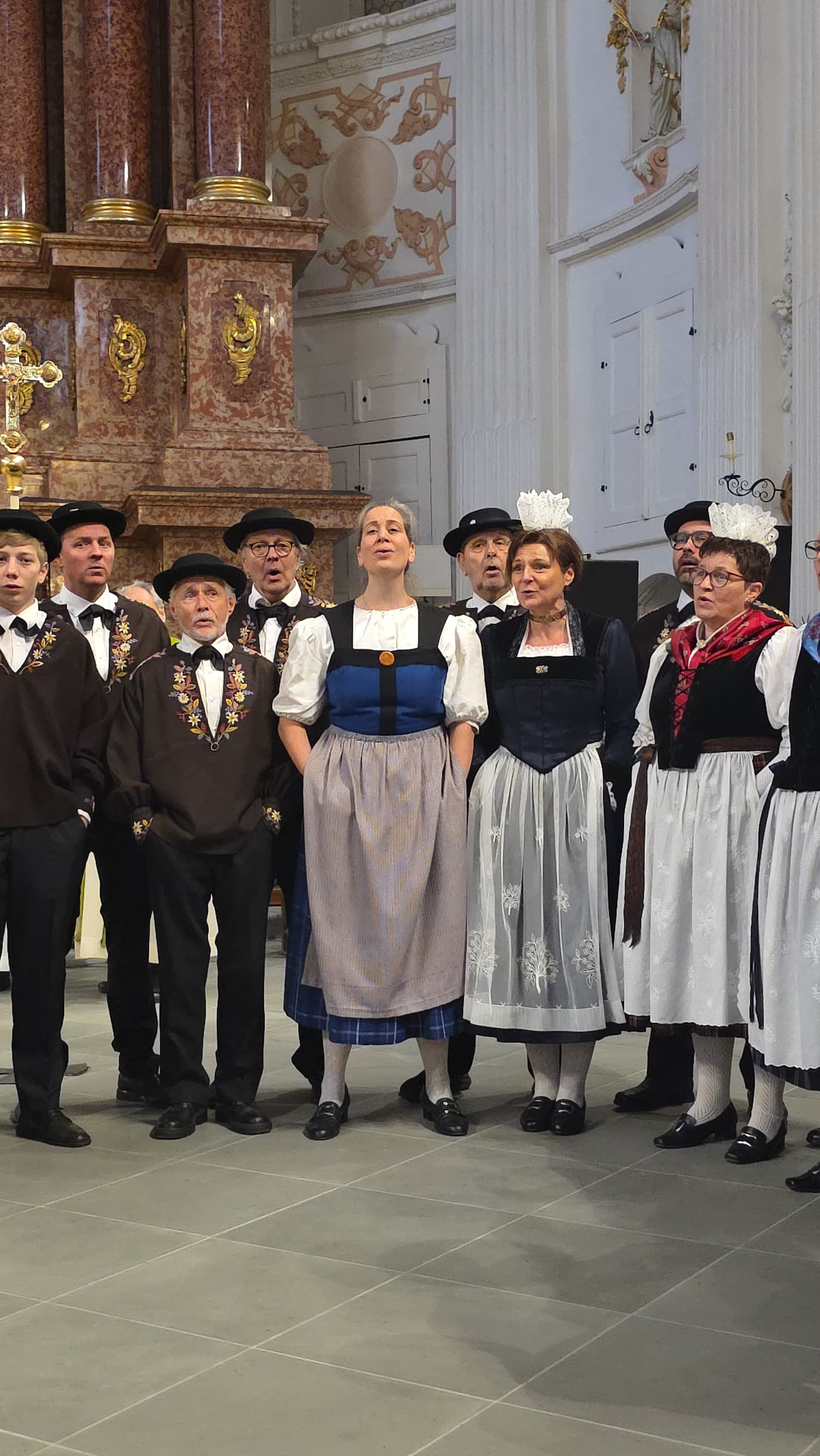 Il club di jodel di Alpnach ha accompagnato musicalmente la funzione religiosa. ©ACN