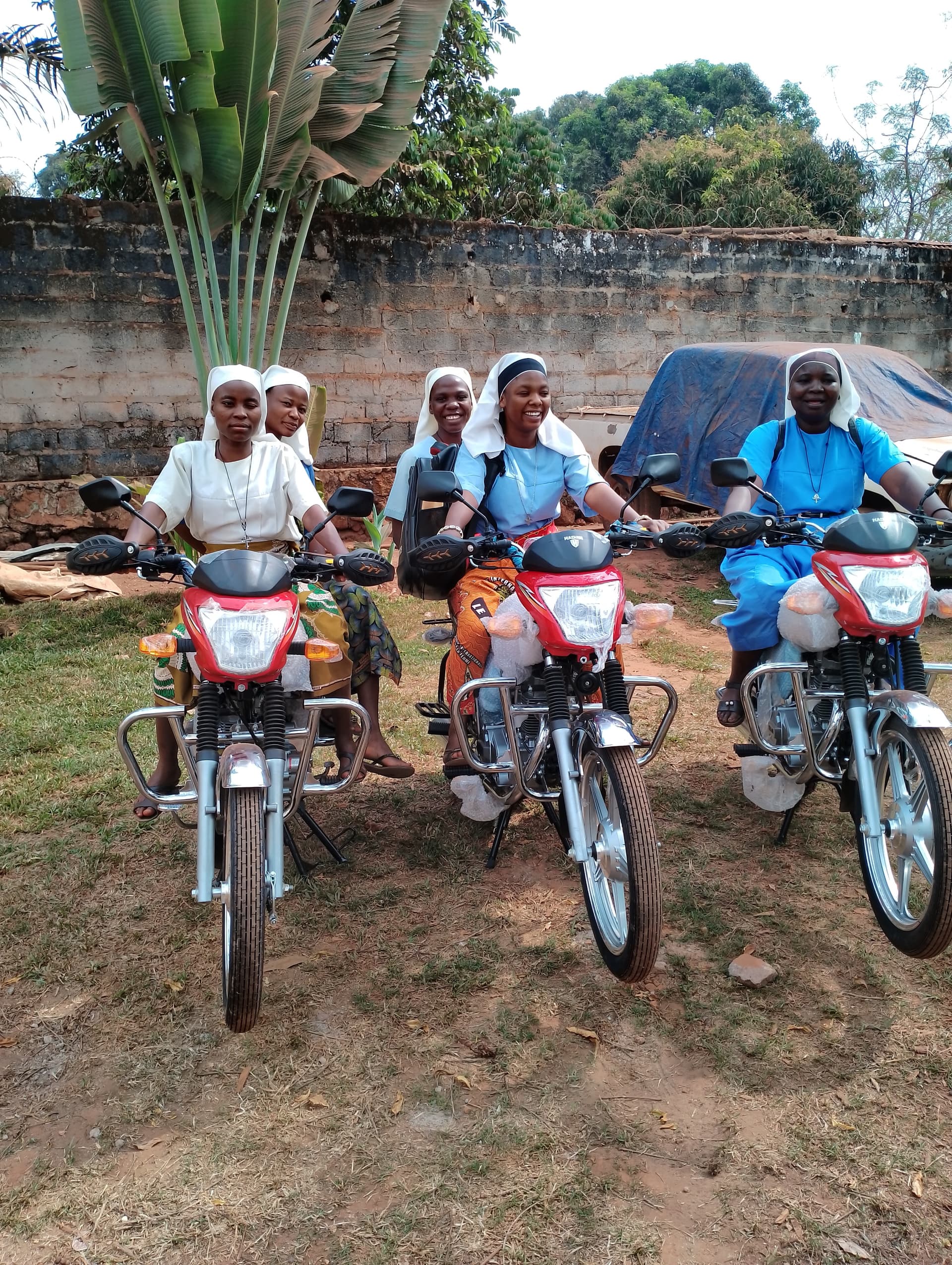 Motociclette per le Suore Domenicane nella RD Congo. ©ACN Motociclette per le Suore Domenicane nella RD Congo. ©ACN