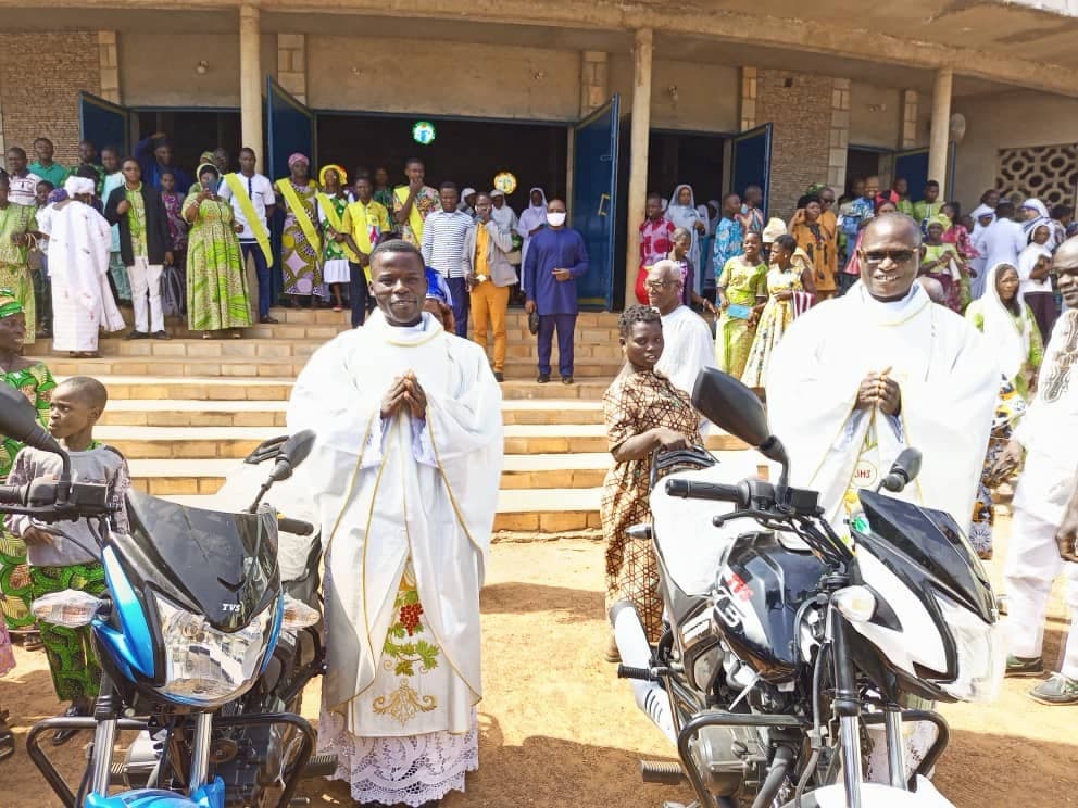 Benin: I neo-sacerdoti hanno bisogno di veicoli per svolgere il loro ministero presso la popolazione. ©ACN Benin: I neo-sacerdoti hanno bisogno di veicoli per svolgere il loro ministero presso la popolazione. ©ACN
