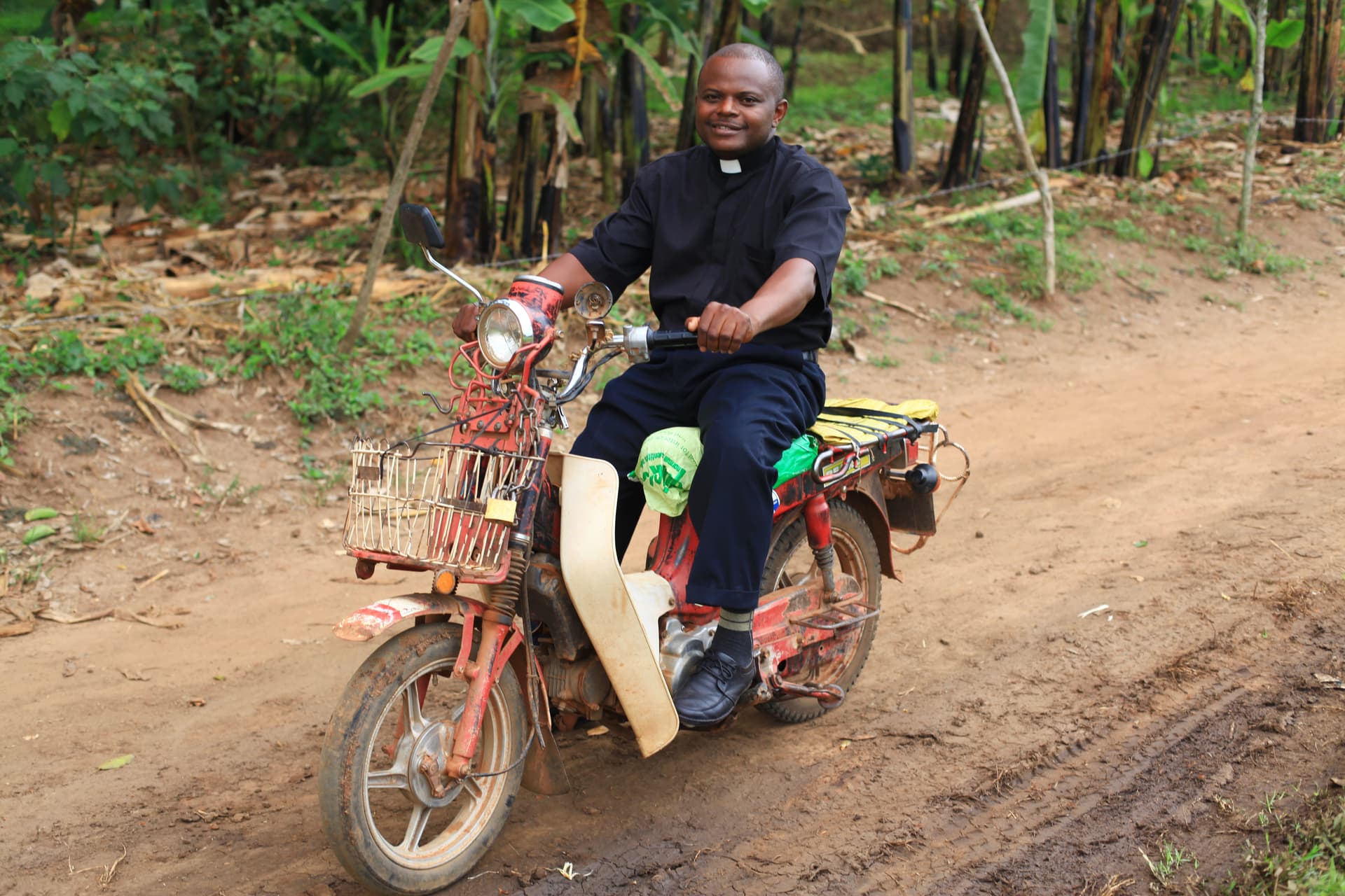 Don Joseph in Uganda, mentre si reca in una parrocchia. ©ACN Don Joseph in Uganda, mentre si reca in una parrocchia. ©ACN