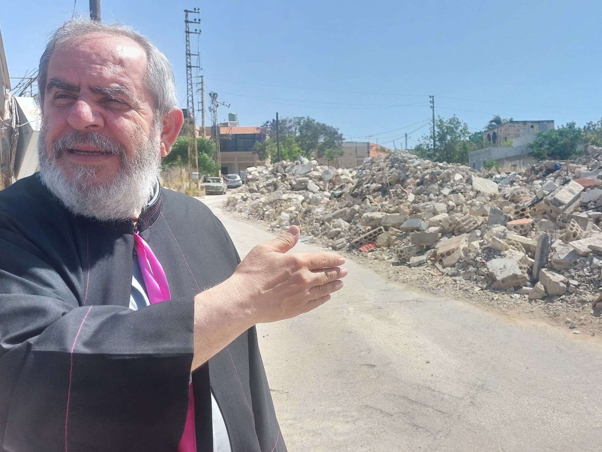 Der Priester Maroun Youssef Ghafari zeigt zerstörte Gebäude im Libanon. (Foto: ACN) Der Priester Maroun Youssef Ghafari zeigt zerstörte Gebäude im Libanon. (Foto: ACN)