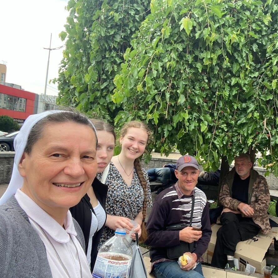 Le suore diffondono ottimismo in Ucraina nonostante quattro anni di guerra. (Foto: ACN) Le suore diffondono ottimismo in Ucraina nonostante quattro anni di guerra. (Foto: ACN)