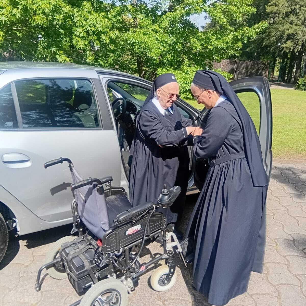 Auch Ordensfrauen benötigen im Alter Unterstützung, das neue Auto hilft. ©ACN