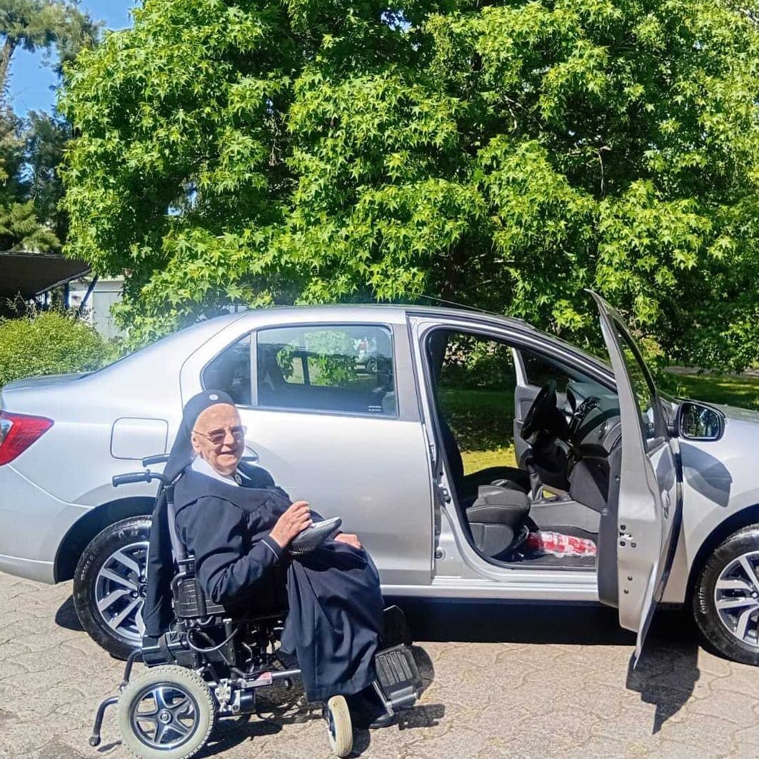 Die Schönstätter Marienschwestern in Buenos Aires mit dem neuen Auto. (Foto: ACN) Die Schönstätter Marienschwestern in Buenos Aires mit dem neuen Auto. (Foto: ACN)
