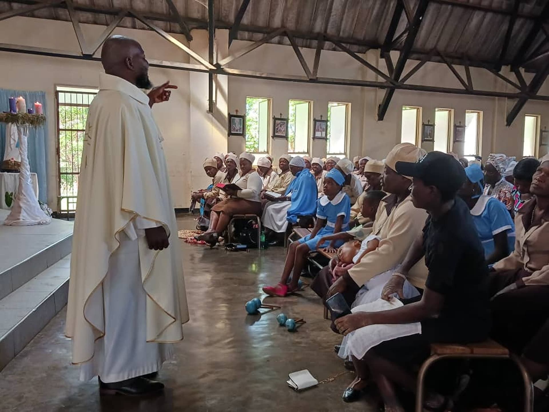 Simbabe : sermon d'un prêtre. (Photo: ACN) Simbabe : sermon d'un prêtre. (Photo: ACN)