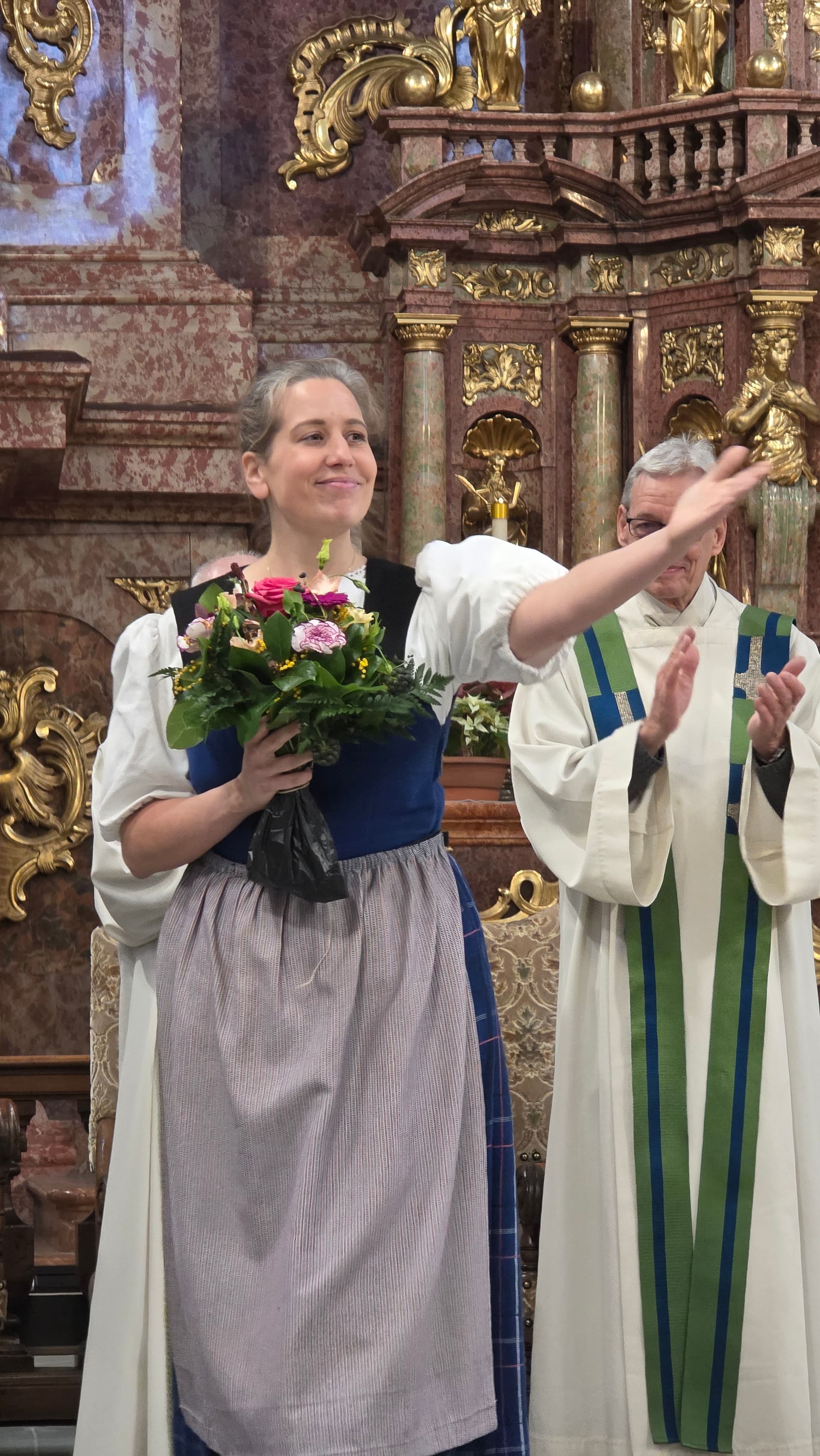 Die Jodlerin Nicole Flühler singt in Einsiedeln für den Frieden. (Foto: ACN) Die Jodlerin Nicole Flühler singt in Einsiedeln für den Frieden. (Foto: ACN)