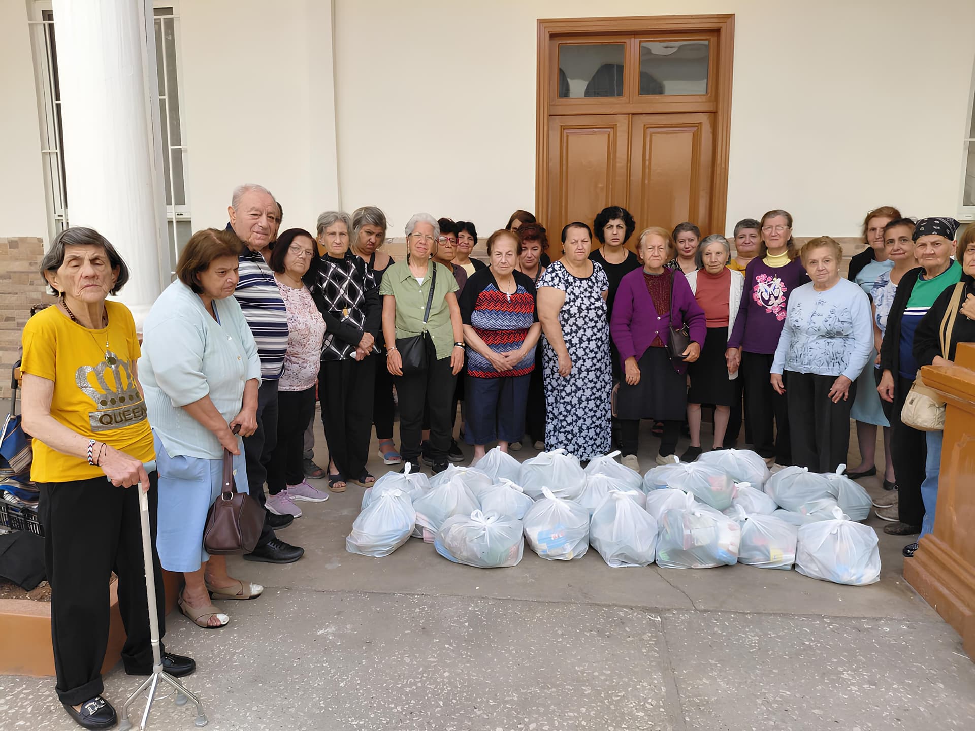Vertriebene erhalten Nothilfe in einer Kirche im Libanon. (Foto: ACN) Vertriebene erhalten Nothilfe in einer Kirche im Libanon. (Foto: ACN)