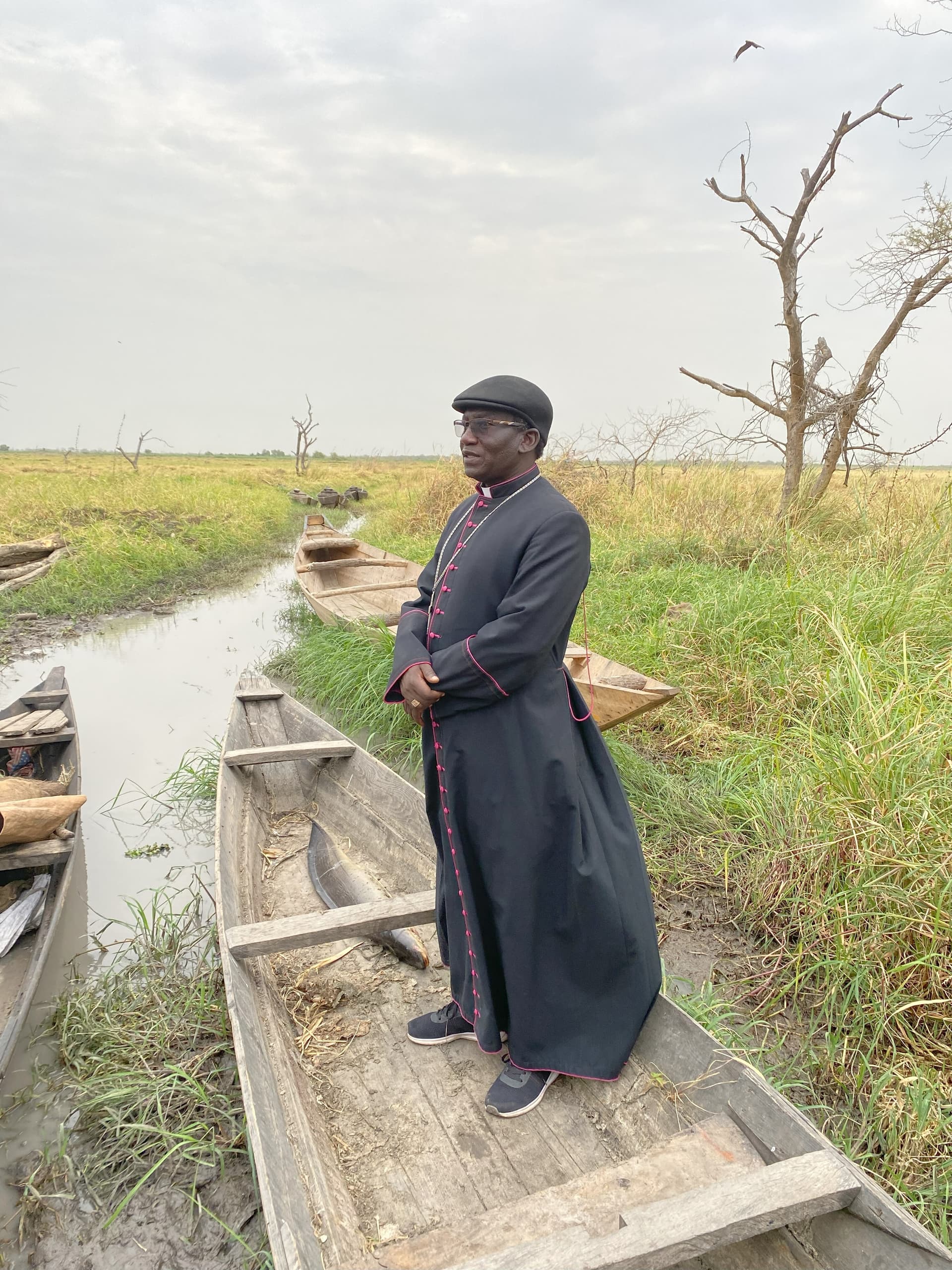 L’évêque Stephen Nyodho Ador Majwok de Malakal en route vers des paroisses isolées, accessibles uniquement en bateau sur le Nil Blanc L’évêque Stephen Nyodho Ador Majwok de Malakal en route vers des paroisses isolées, accessibles uniquement en bateau sur le Nil Blanc