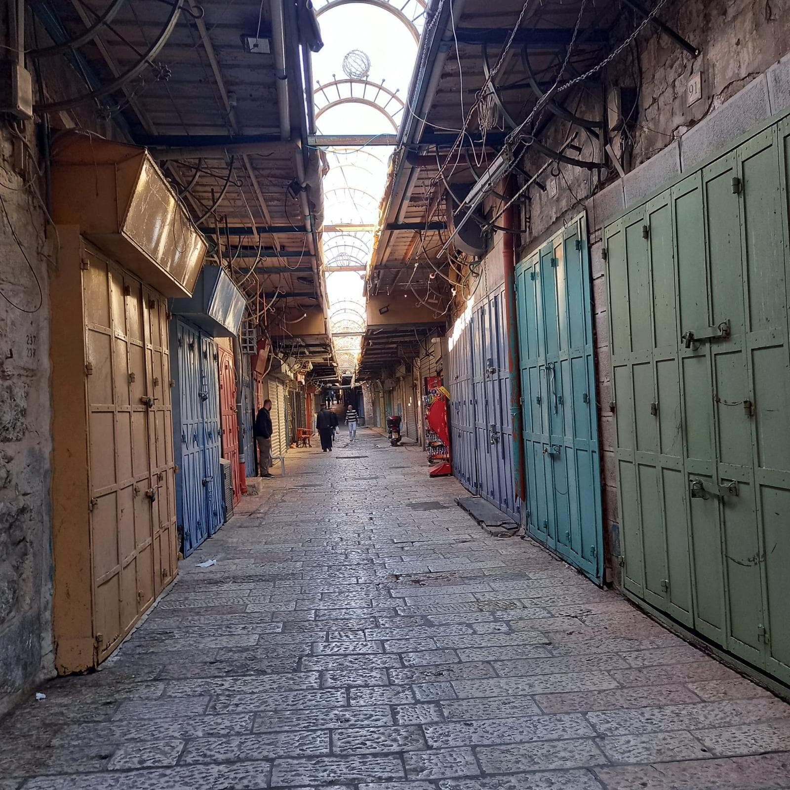 Rue commerçante complètement vide dans la vieille ville de Jérusalem © Latin Patriarchate of Jerusalem Rue commerçante complètement vide dans la vieille ville de Jérusalem © Latin Patriarchate of Jerusalem