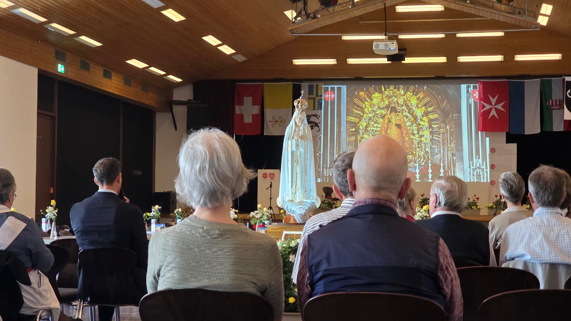Eindrücke von der Wallfahrt nach Einsiedeln Die Fatima-Pilgermadonna von Mission Maria beim Rosenkranz im ZWEI RABEN. ©ACN